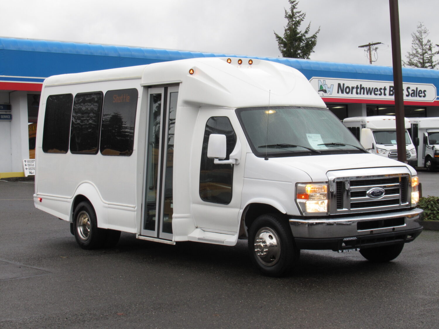 2011 Ford Starcraft Starquest 14 Passenger Shuttle Bus - S21341