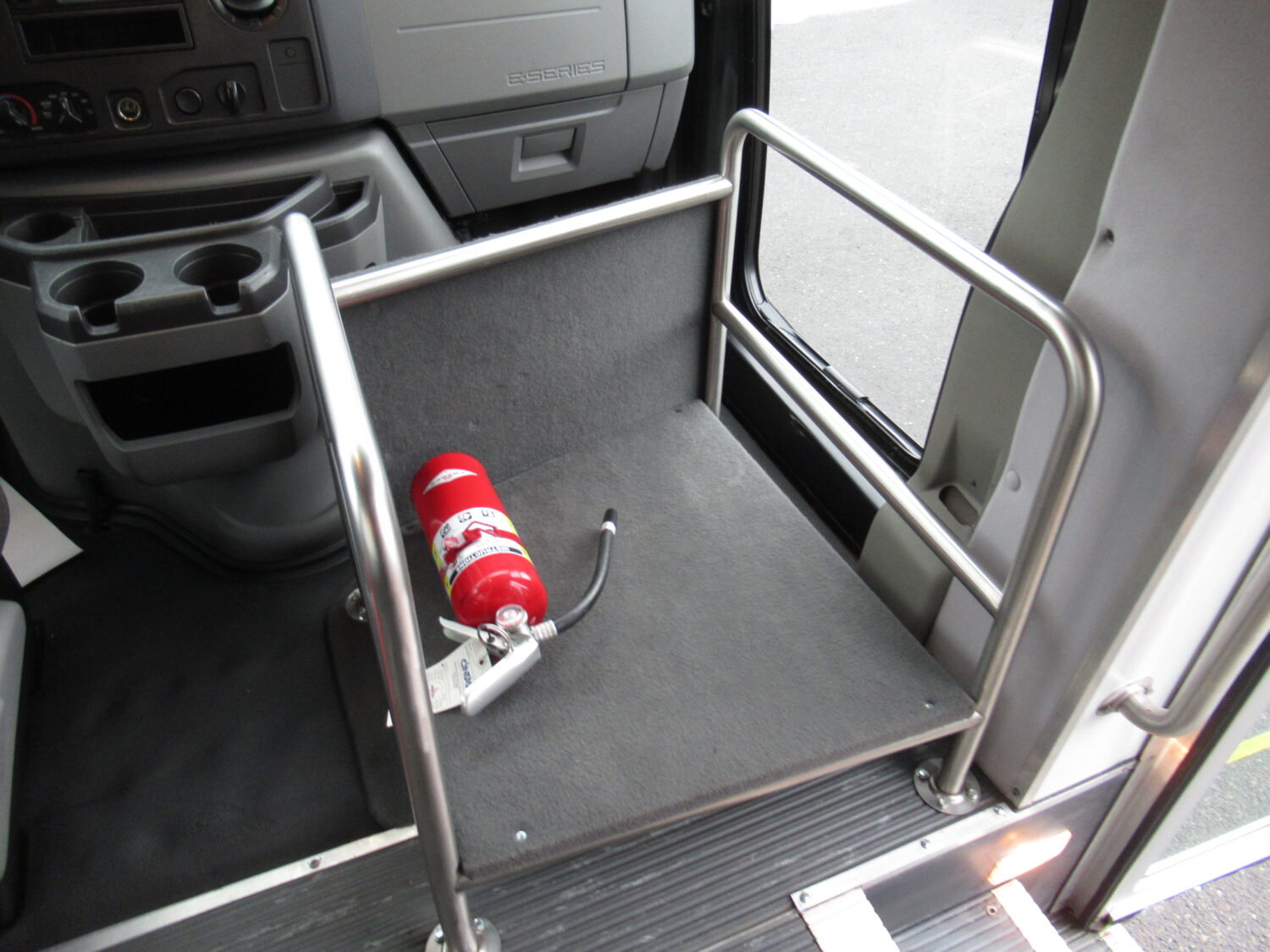 2011 Ford Starcraft Starquest 14 Passenger Shuttle Bus - S21341 - Image 10