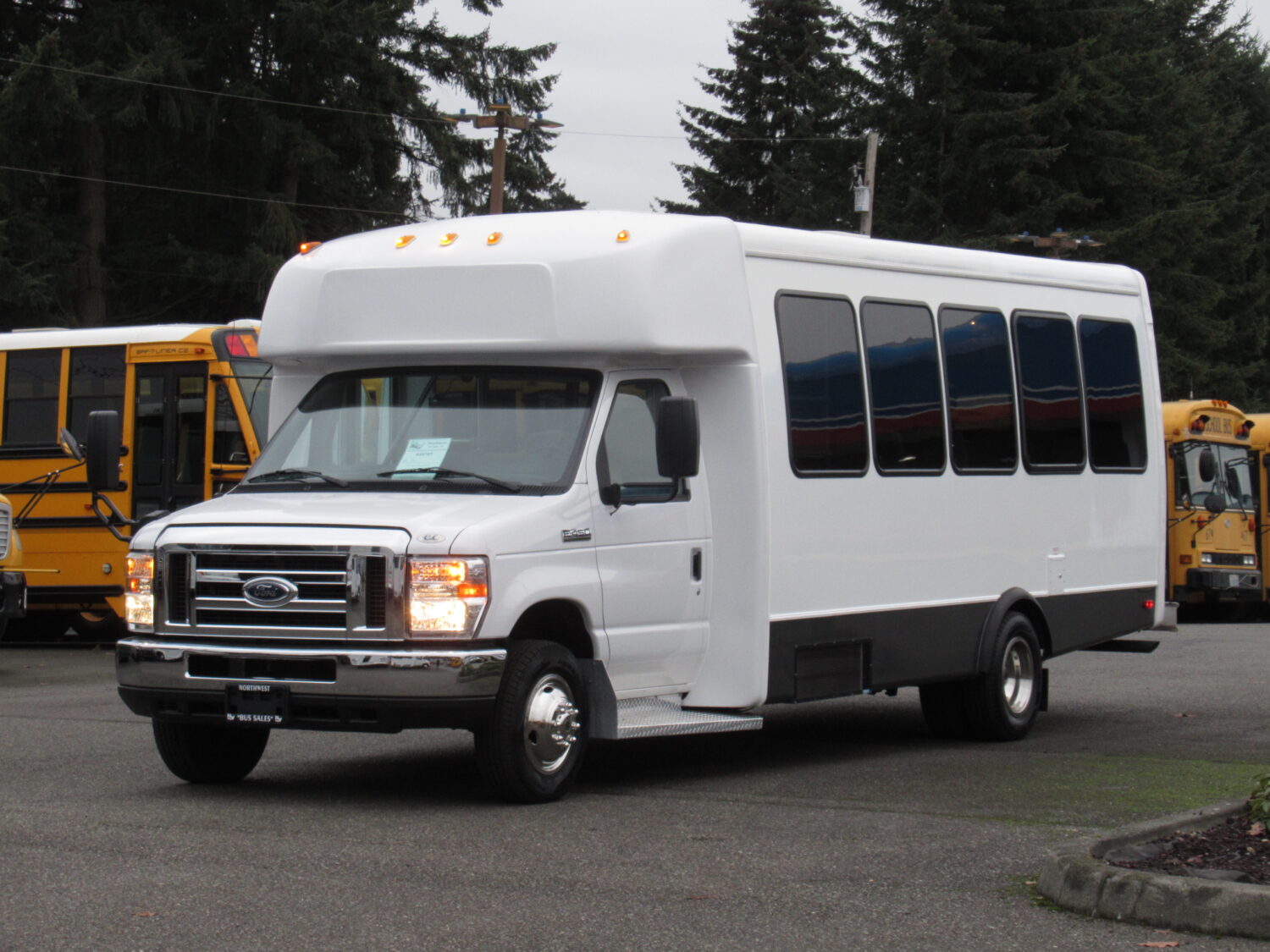 2017 Ford Elkhart 14 Passenger ADA + Interior Luggage Shuttle Bus - S55767 - Image 2