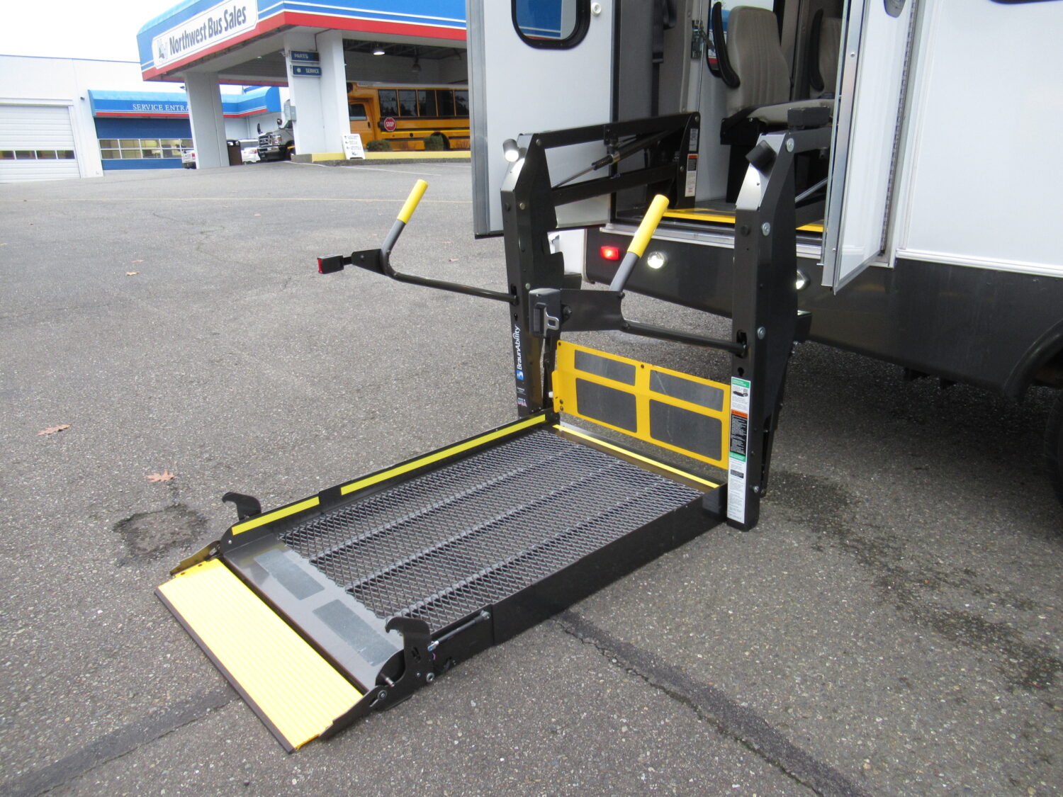 2017 Ford Elkhart 14 Passenger ADA + Interior Luggage Shuttle Bus - S55767 - Image 10