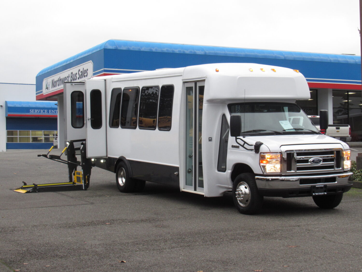 2017 Ford Elkhart 14 Passenger ADA + Interior Luggage Shuttle Bus - S55767