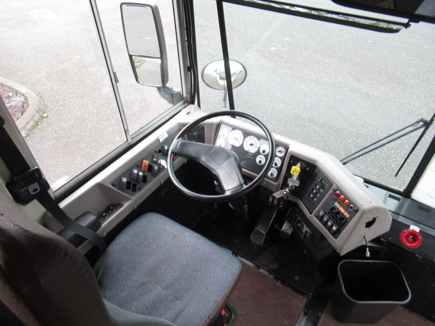 2009 International RE-300 78 Passenger School Bus - B47229 - Image 5