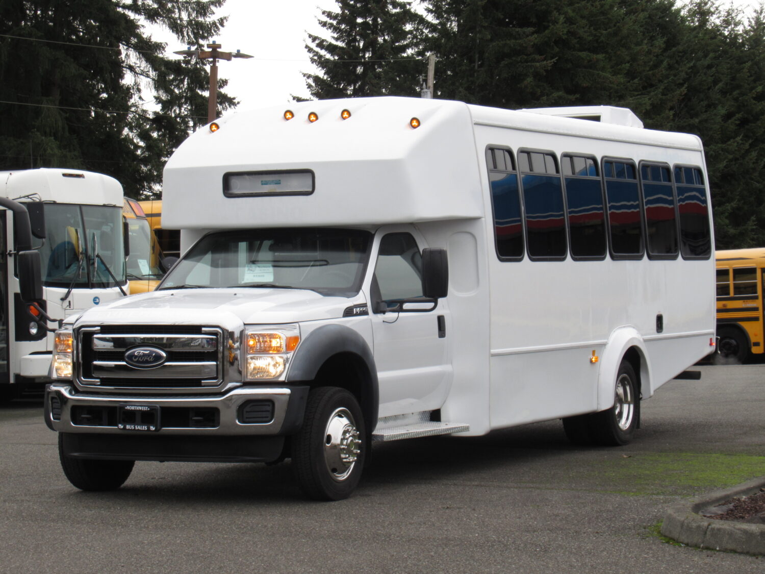 2012 Ford F550 Goshen G-FORCE 24 Passenger ADA Shuttle Bus - S33855 - Image 2