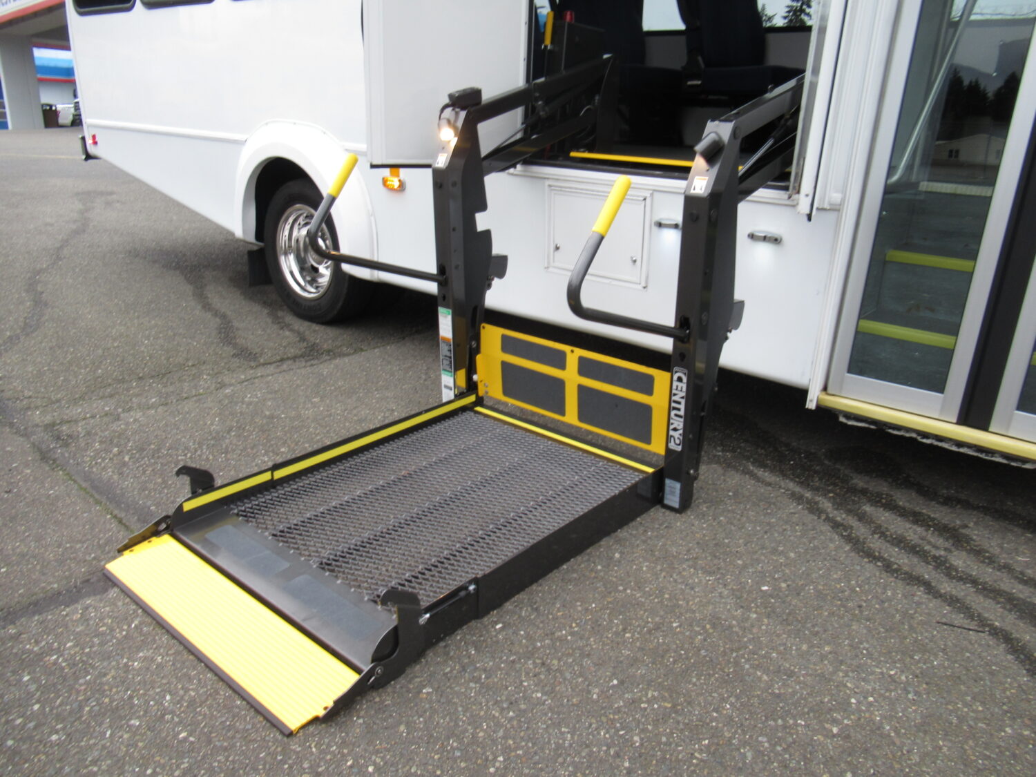 2012 Ford F550 Goshen G-FORCE 24 Passenger ADA Shuttle Bus - S33855 - Image 11