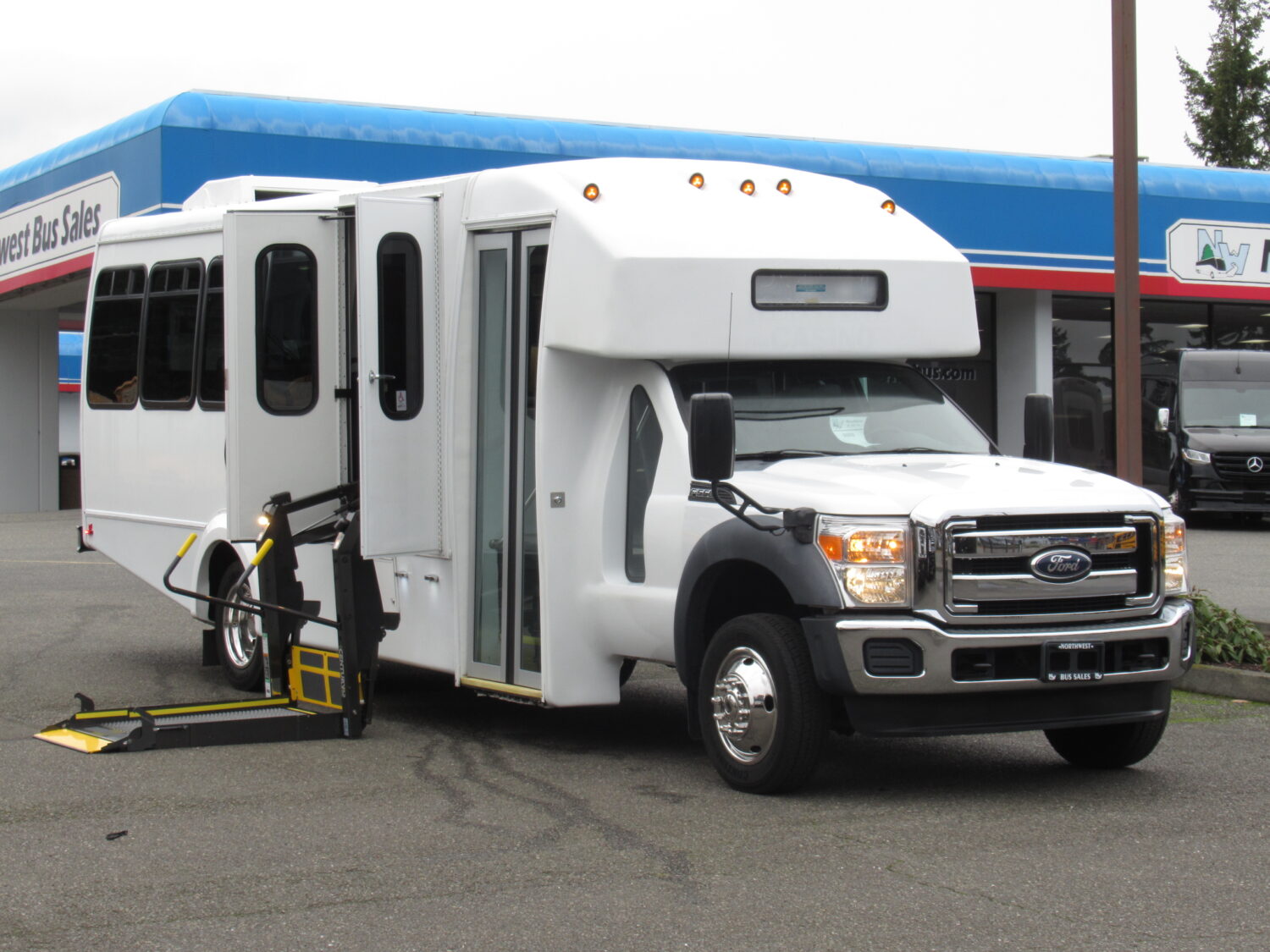 2012 Ford F550 Goshen G-FORCE 24 Passenger ADA Shuttle Bus - S33855