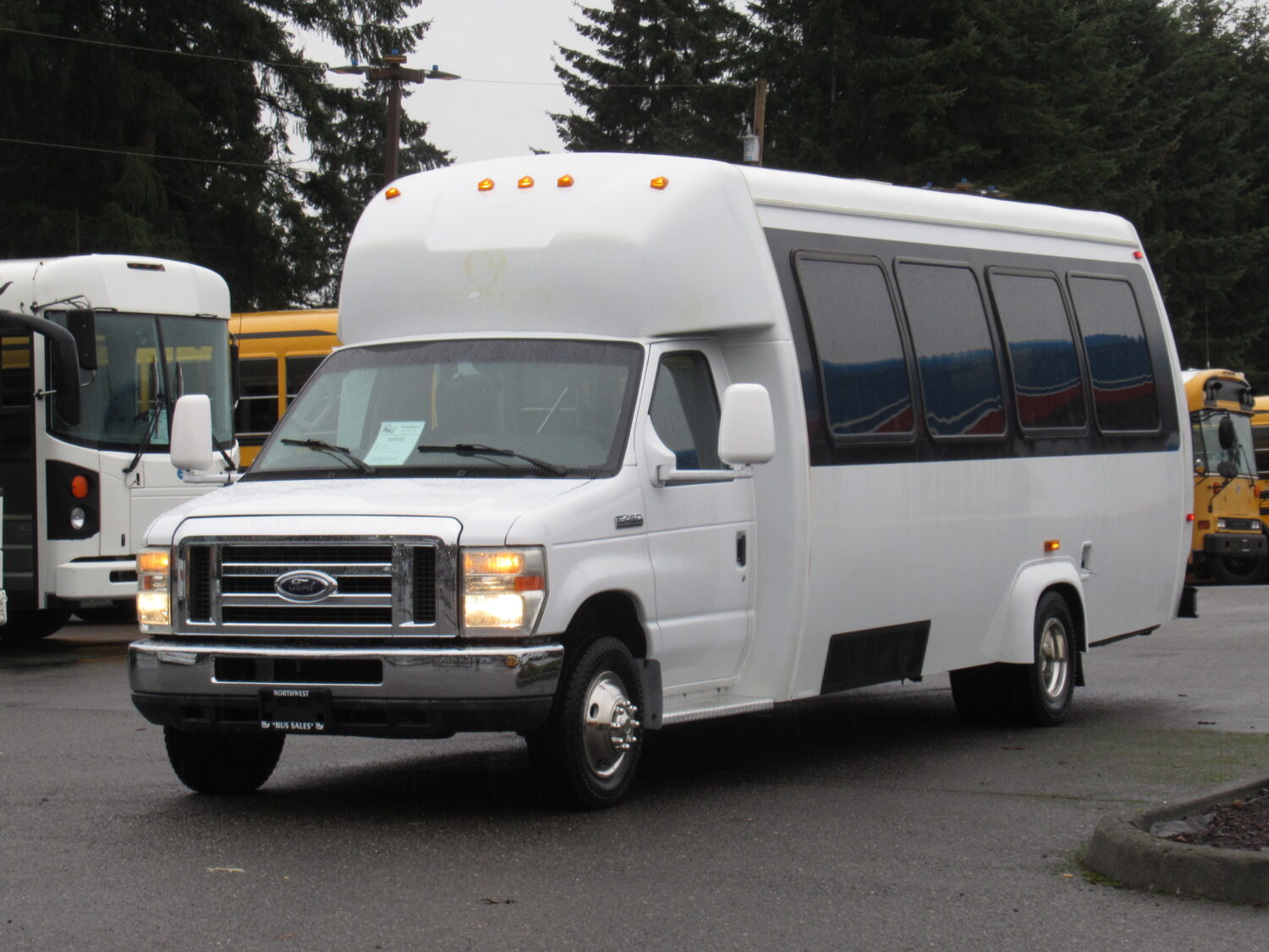 2010 Ford Ameritrans 19 Passenger + 2 Wheelchair Shuttle Bus - S34252 - Image 2