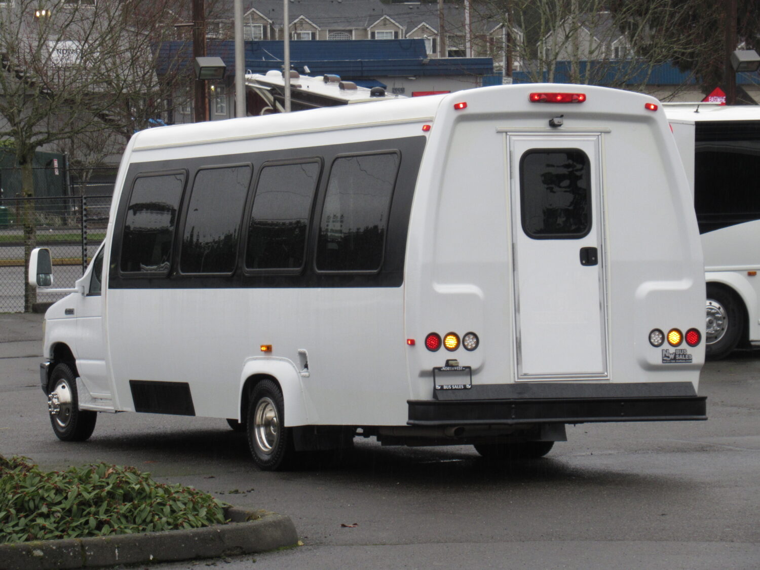 2010 Ford Ameritrans 19 Passenger + 2 Wheelchair Shuttle Bus - S34252 - Image 4