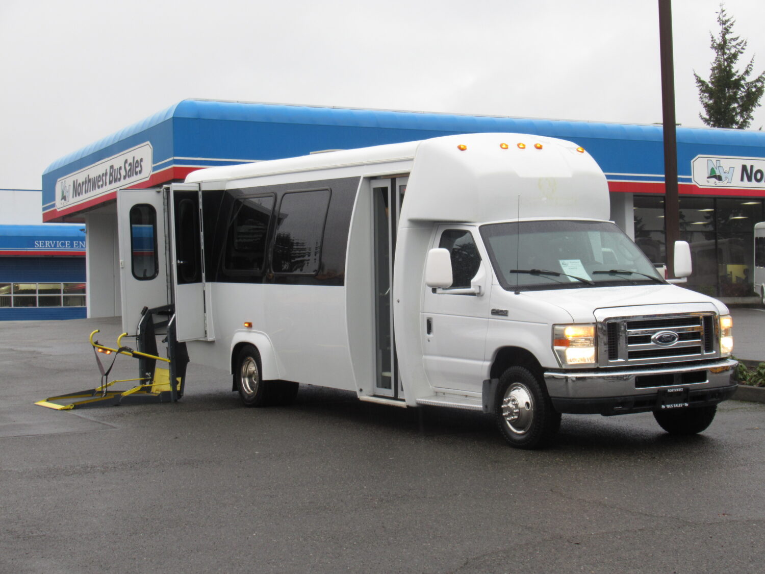 2010 Ford Ameritrans 19 Passenger + 2 Wheelchair Shuttle Bus - S34252