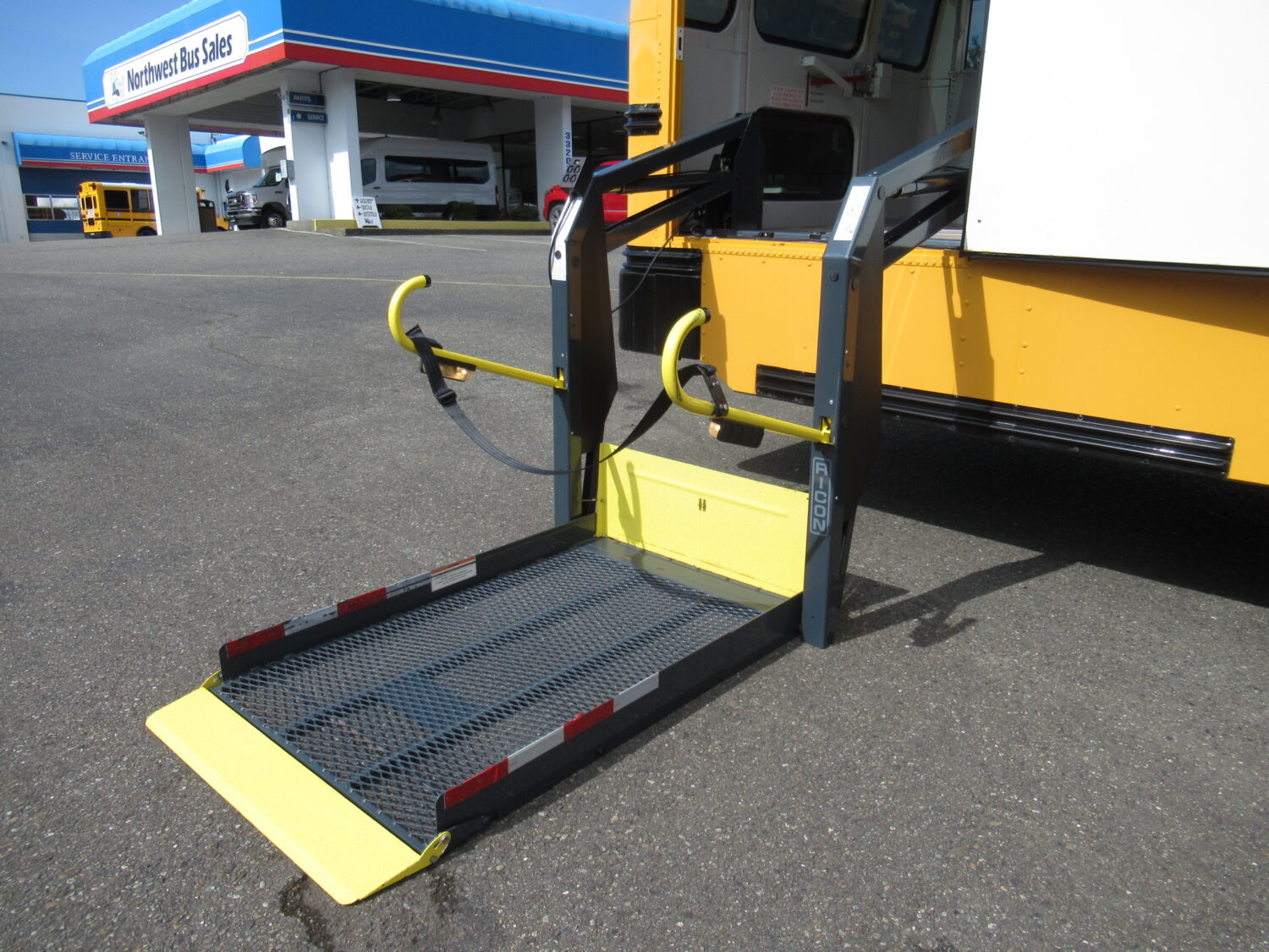 2007 Blue Bird All American 26 Passenger + 1 Wheelchair Short School Bus - B44499 - Image 11