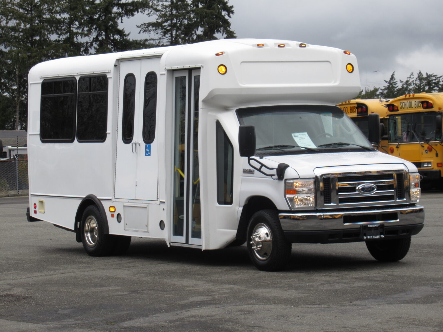 2014 Ford E-450 Champion Challenger 14 Passenger ADA Shuttle Bus - S04526