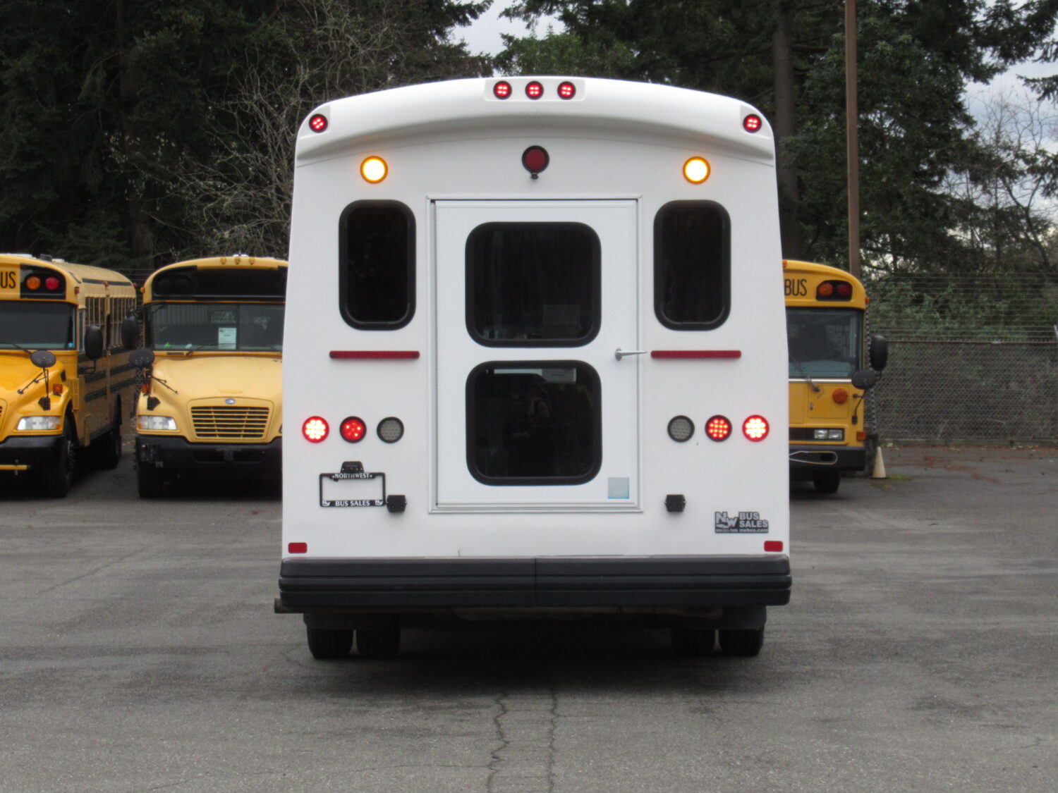 2014 Ford E-450 Champion Challenger 14 Passenger ADA Shuttle Bus - S04526 - Image 11