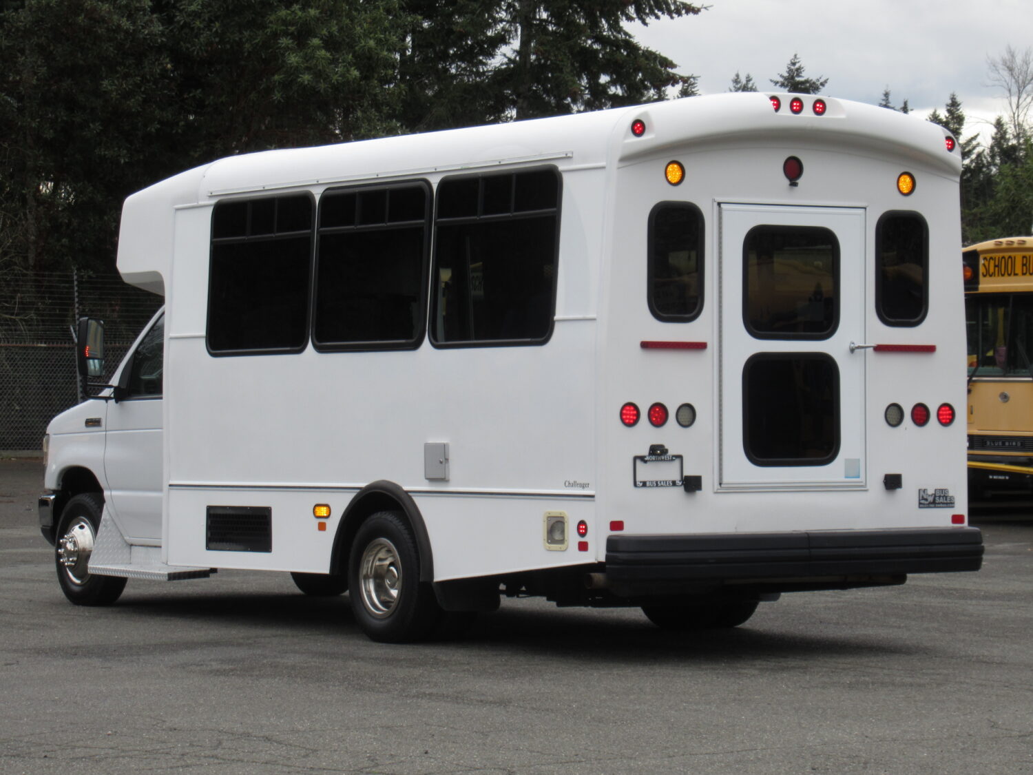 2014 Ford E-450 Champion Challenger 14 Passenger ADA Shuttle Bus - S04526 - Image 4