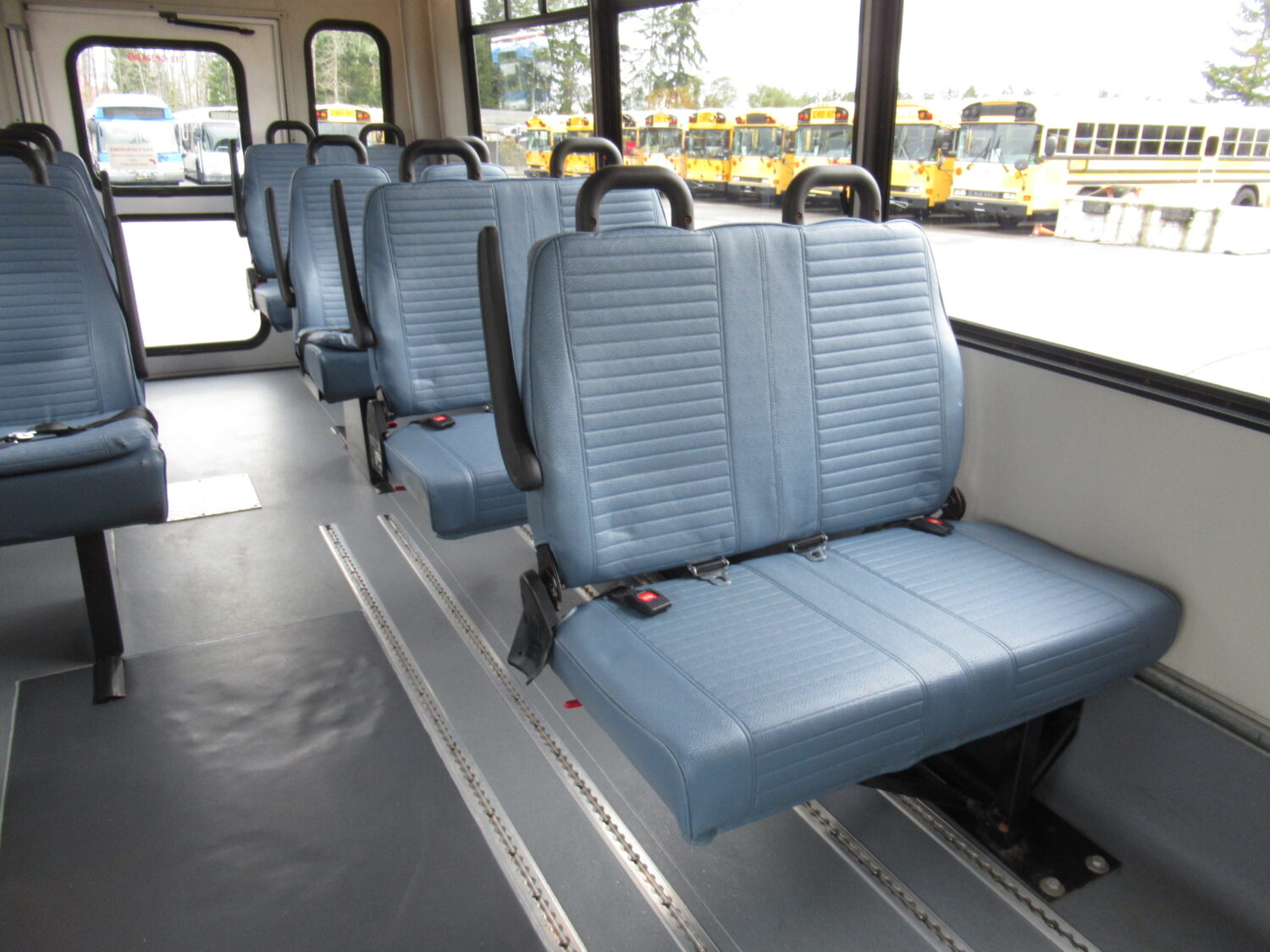 2014 Ford E-450 Champion Challenger 14 Passenger ADA Shuttle Bus - S04526 - Image 9