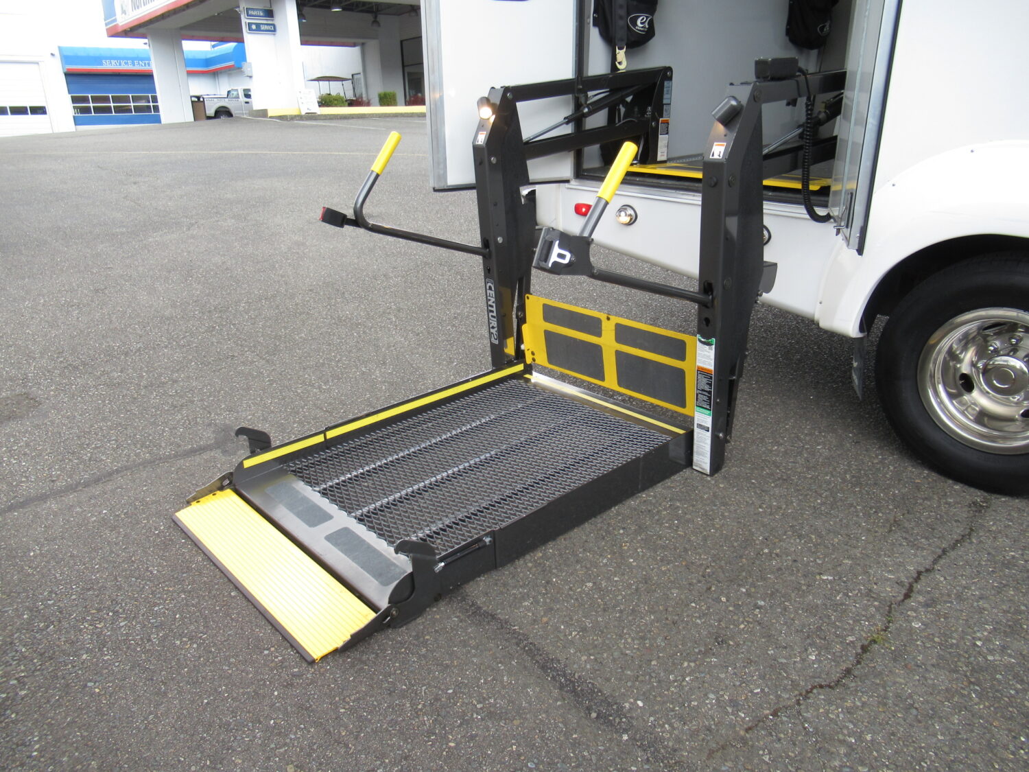 2012 Ford Elkhart ECII 12 Passenger + 2 Wheelchair Shuttle Bus - S21852 - Image 10