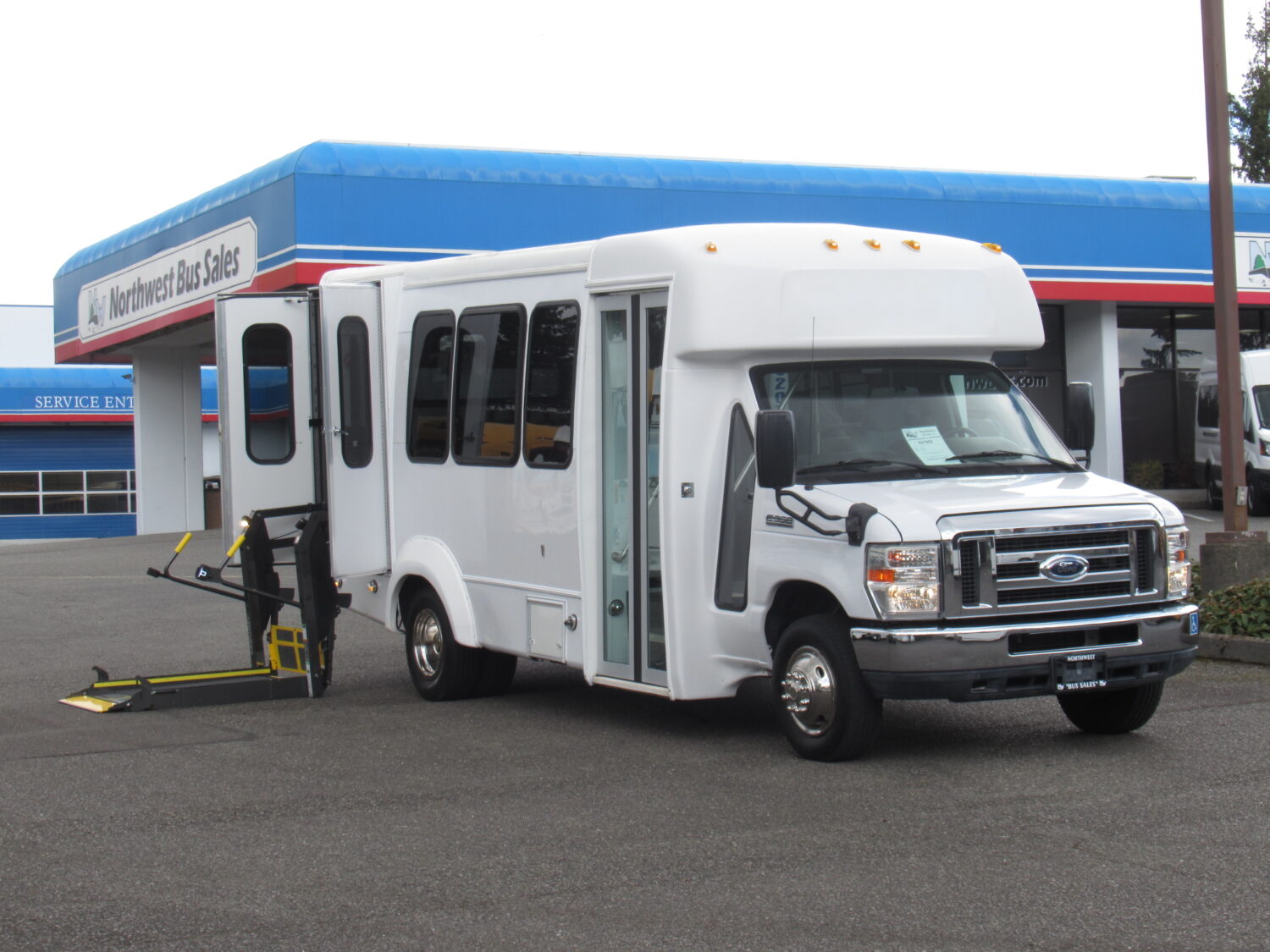 2012 Ford Elkhart ECII 12 Passenger + 2 Wheelchair Shuttle Bus - S21852