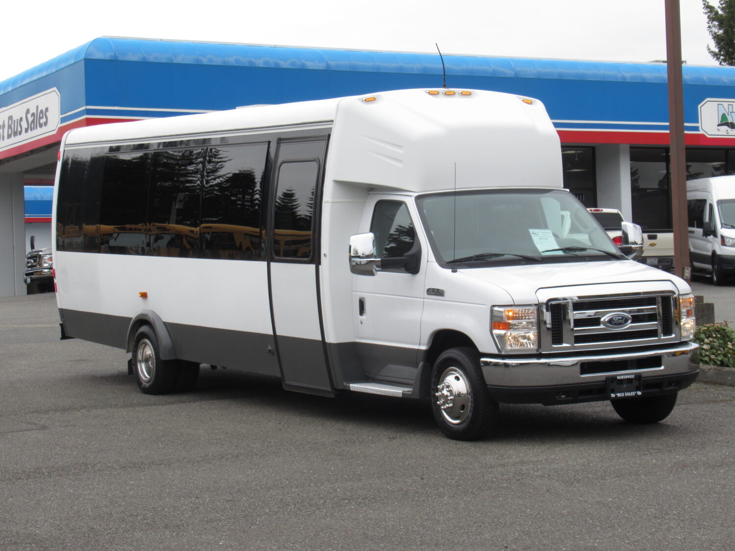 2016 Ford Ameritrans 23 Passenger + Rear Luggage Shuttle Bus - S47759