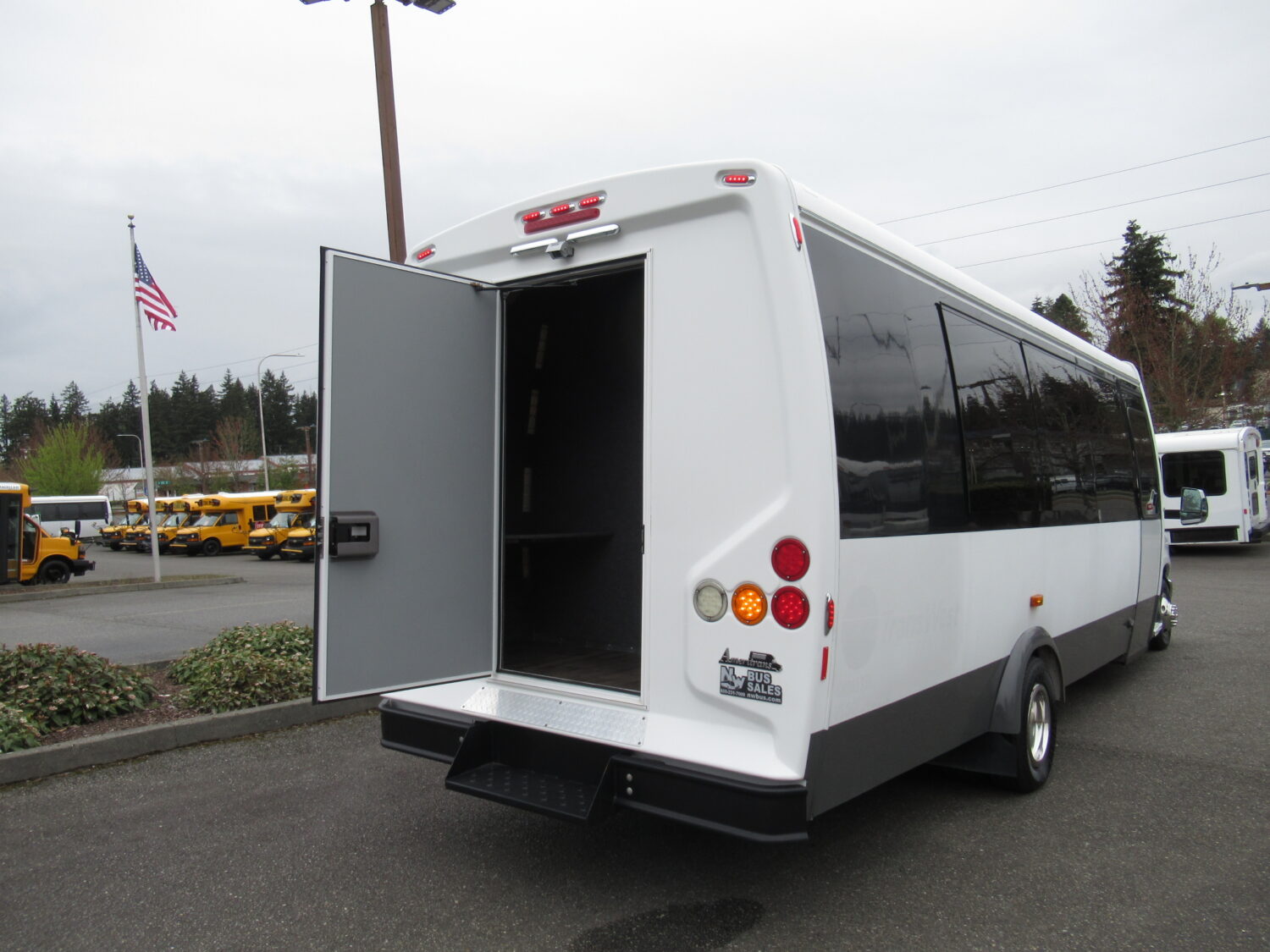 2016 Ford Ameritrans 23 Passenger + Rear Luggage Shuttle Bus - S47759 - Image 10