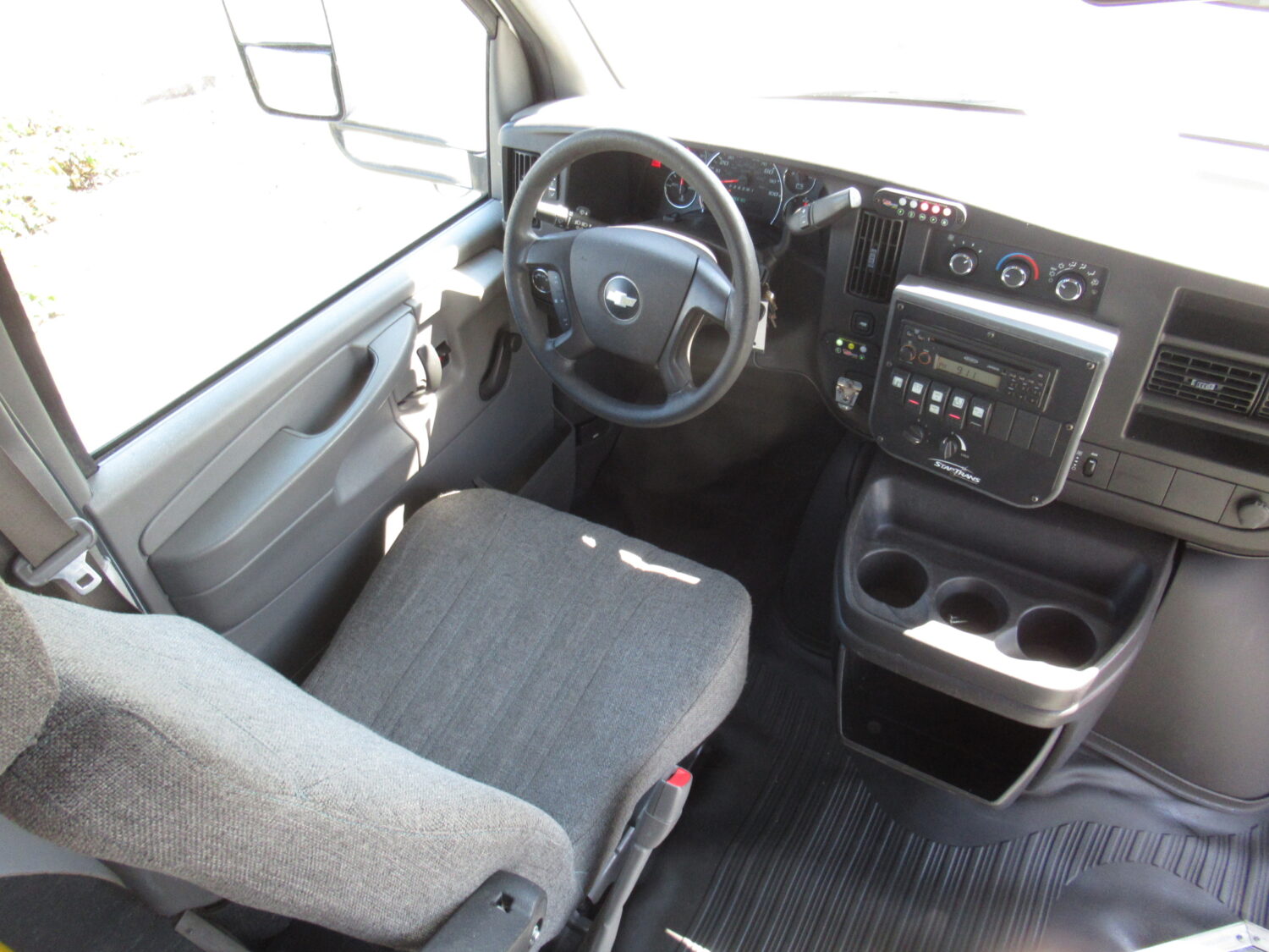 2010 Chevrolet Startrans 14 Passenger ADA Shuttle Bus - S08812 - Image 5