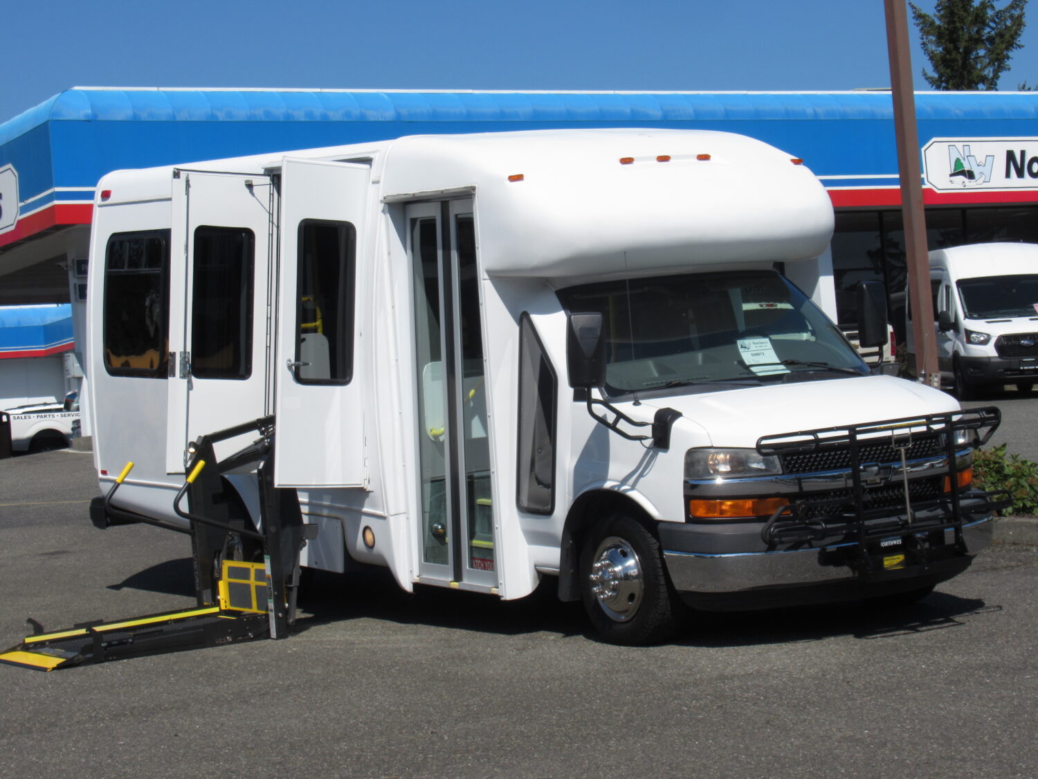 2010 Chevrolet Startrans 14 Passenger ADA Shuttle Bus - S08812