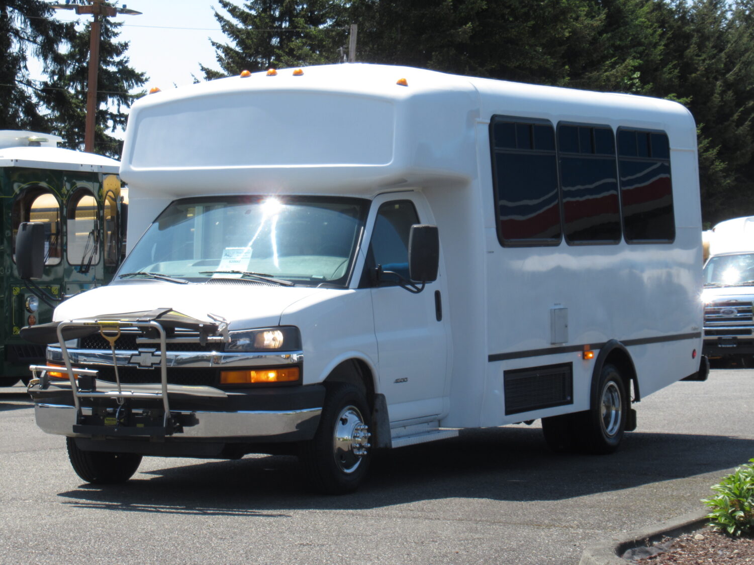 2009 Chevrolet Champion 14 Passenger + 1 Wheelchair ADA Shuttle - S20682 - Image 2
