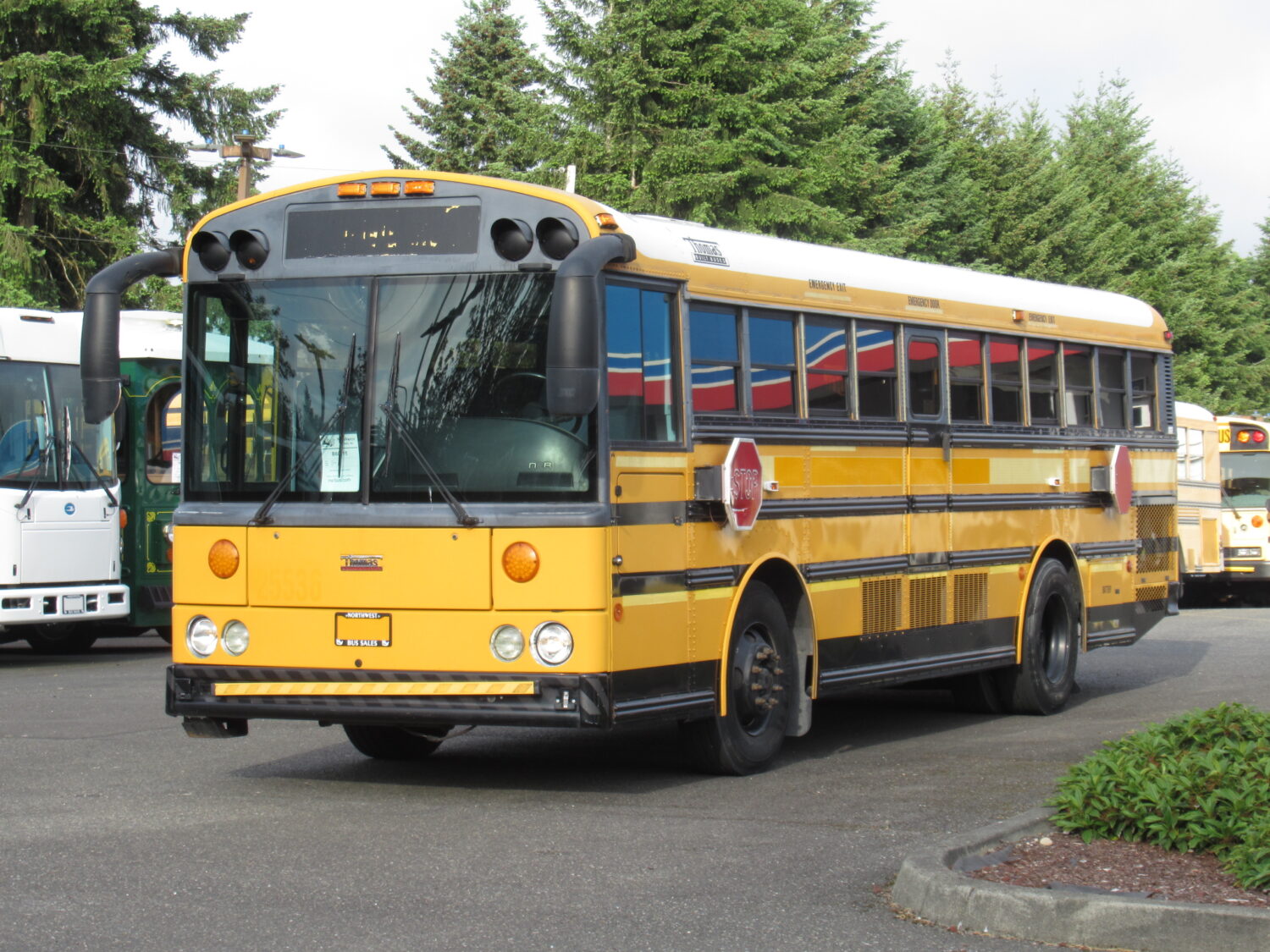 2006 Thomas HDX 33 Passenger + 3 Wheelchair School Bus - B60715 - Image 2