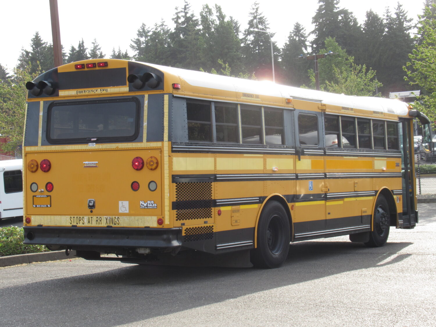 2006 Thomas HDX 33 Passenger + 3 Wheelchair School Bus - B60715 - Image 3