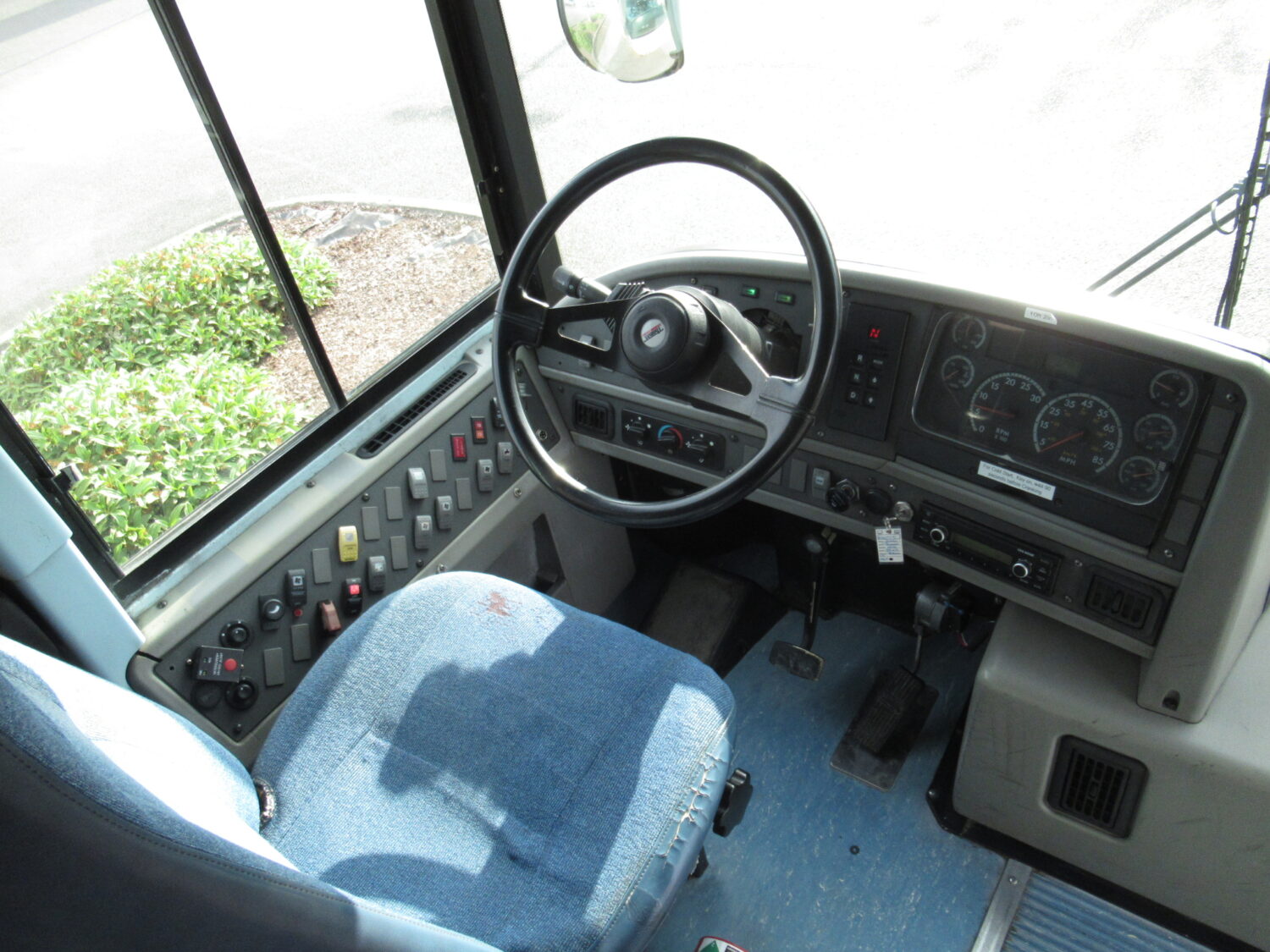 2006 Thomas HDX 33 Passenger + 3 Wheelchair School Bus - B60715 - Image 5