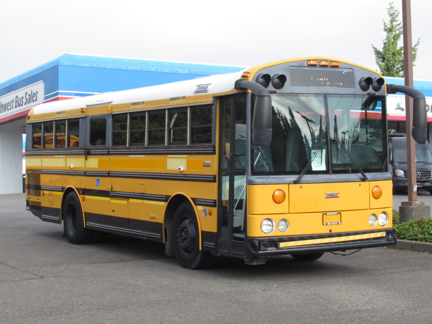 2006 Thomas HDX 33 Passenger + 3 Wheelchair School Bus - B60715