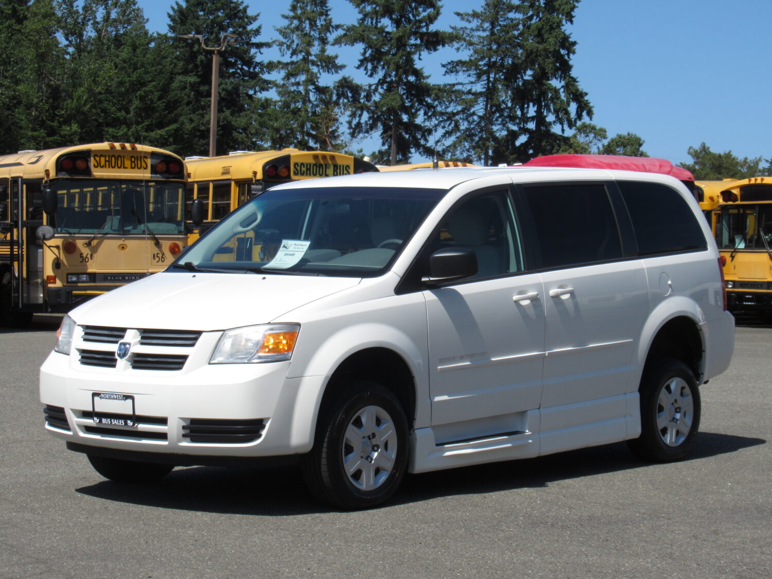 2010 Dodge Braun Entervan 4 Passenger + 1 Wheelchair ADA Van - S95488 - Image 2
