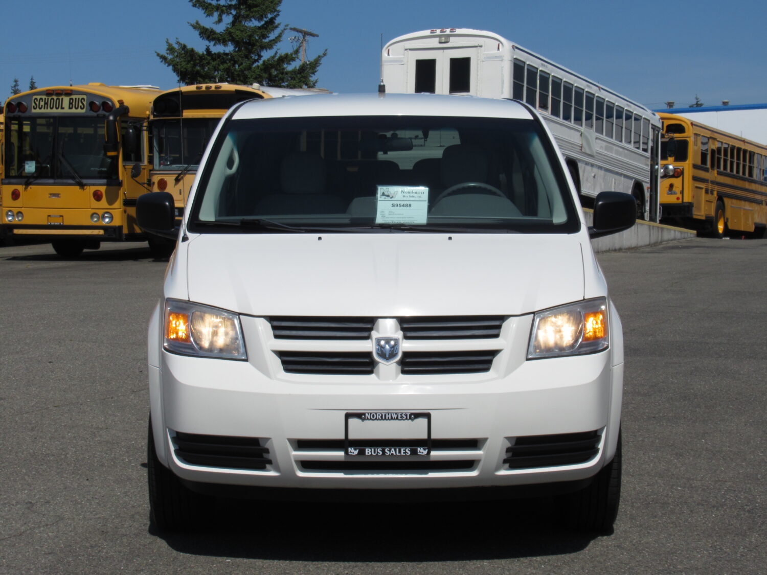 2010 Dodge Braun Entervan 4 Passenger + 1 Wheelchair ADA Van - S95488 - Image 12