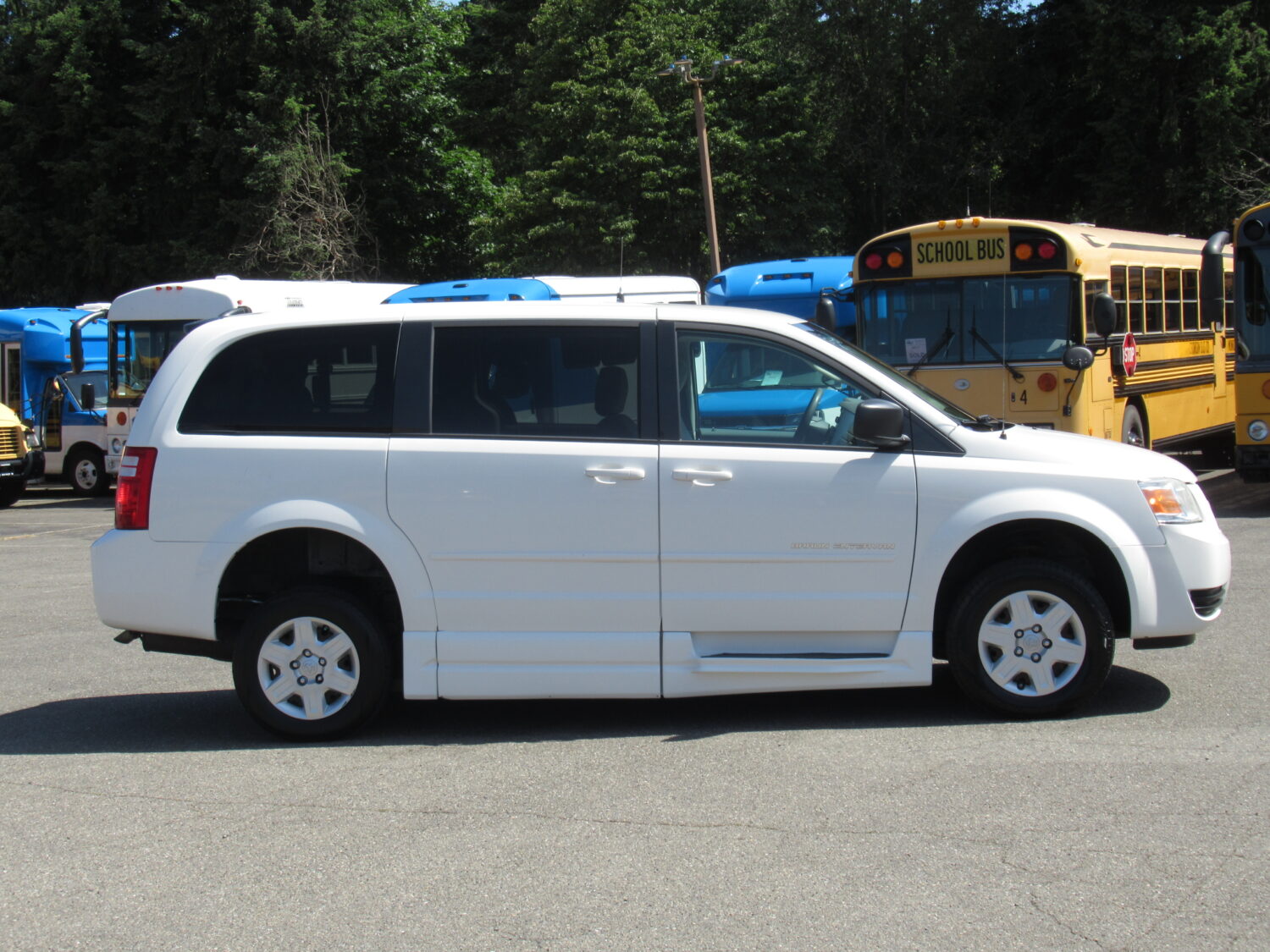 2010 Dodge Braun Entervan 4 Passenger + 1 Wheelchair ADA Van - S95488 - Image 10