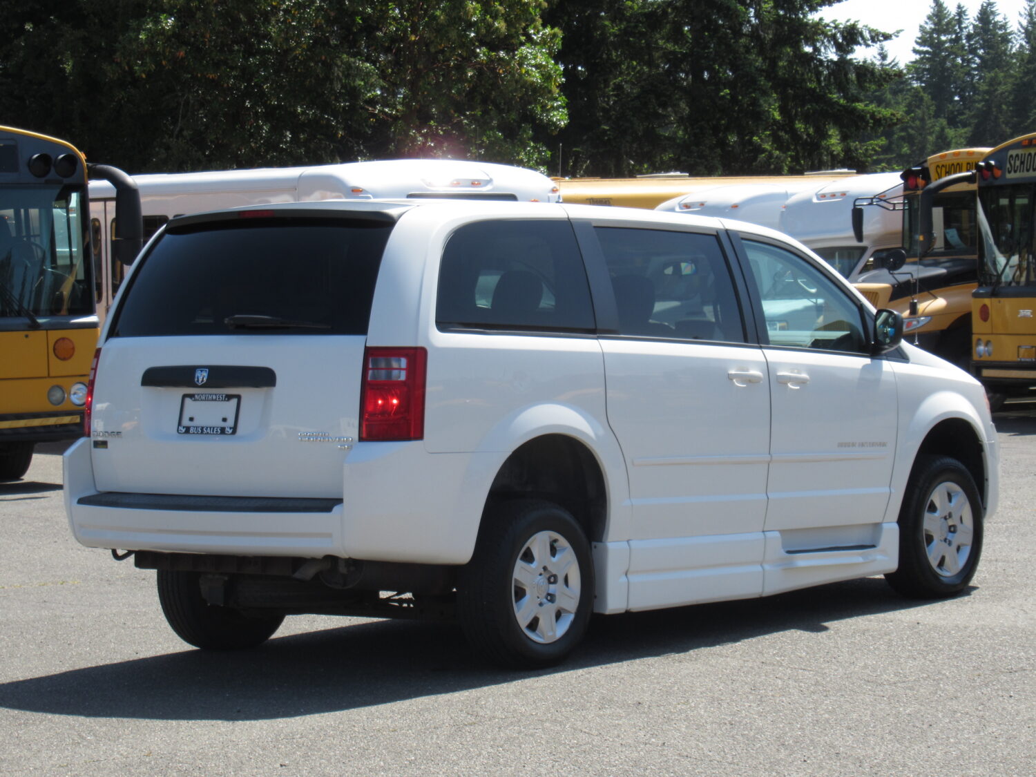 2010 Dodge Braun Entervan 4 Passenger + 1 Wheelchair ADA Van - S95488 - Image 3