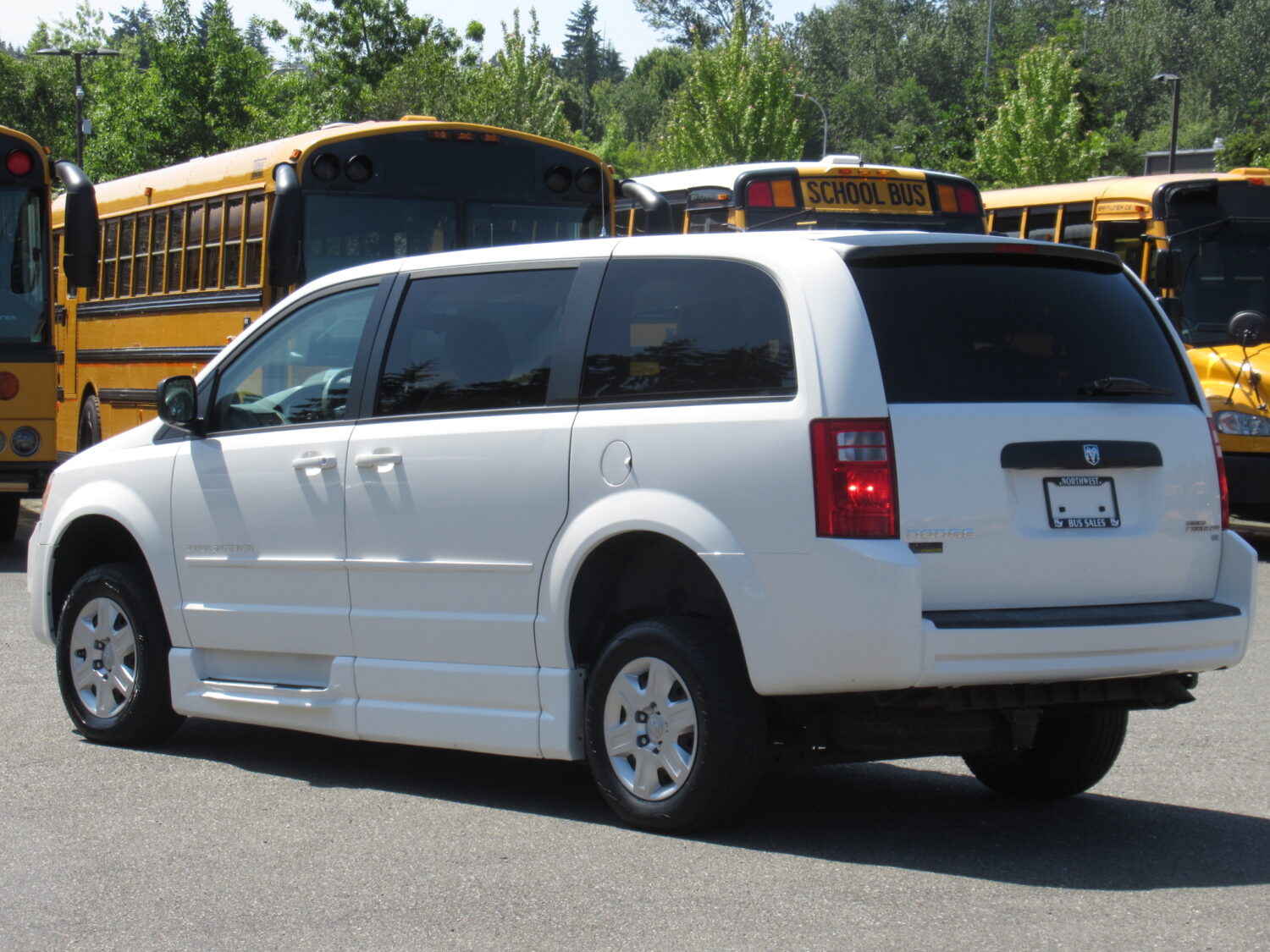 2010 Dodge Braun Entervan 4 Passenger + 1 Wheelchair ADA Van - S95488 - Image 4