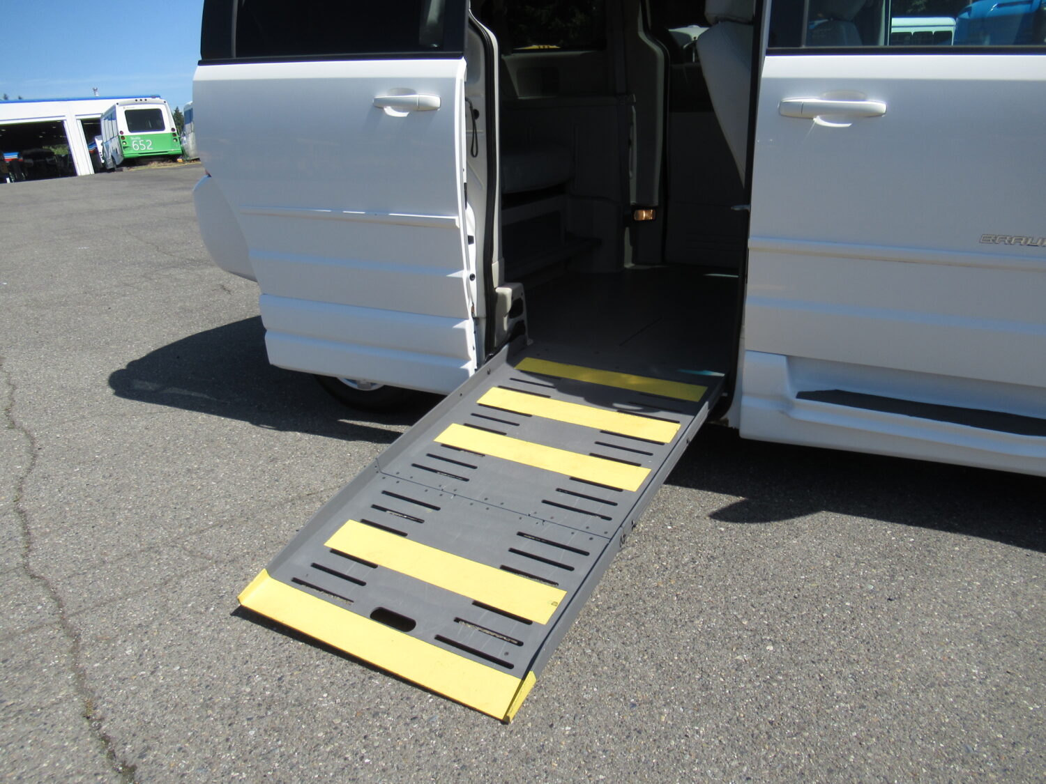 2010 Dodge Braun Entervan 4 Passenger + 1 Wheelchair ADA Van - S95488 - Image 7