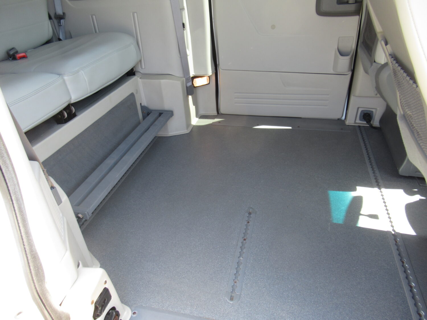 2010 Dodge Braun Entervan 4 Passenger + 1 Wheelchair ADA Van - S95488 - Image 9