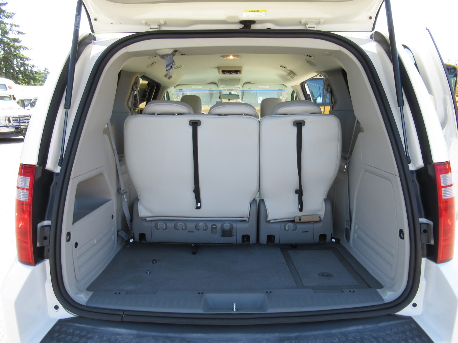 2010 Dodge Braun Entervan 4 Passenger + 1 Wheelchair ADA Van - S95488 - Image 8