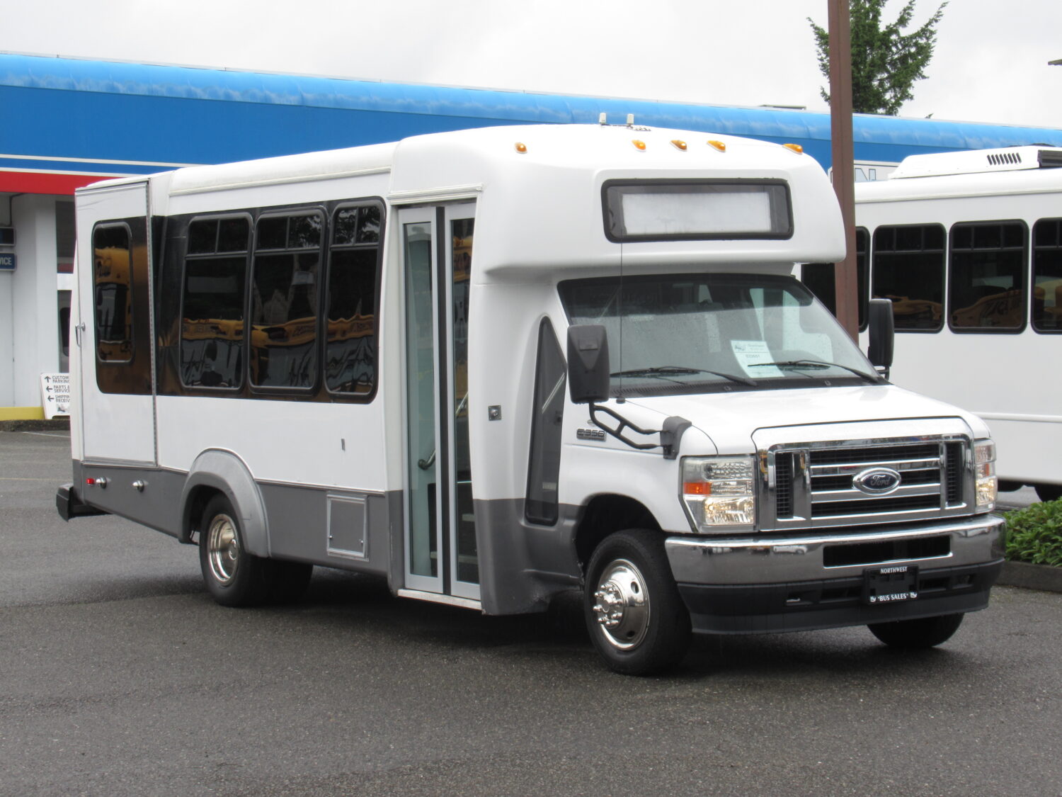 2011 Ford Elkhart ECII 14 Passenger ADA Wheelchair Shuttle Bus - S22651