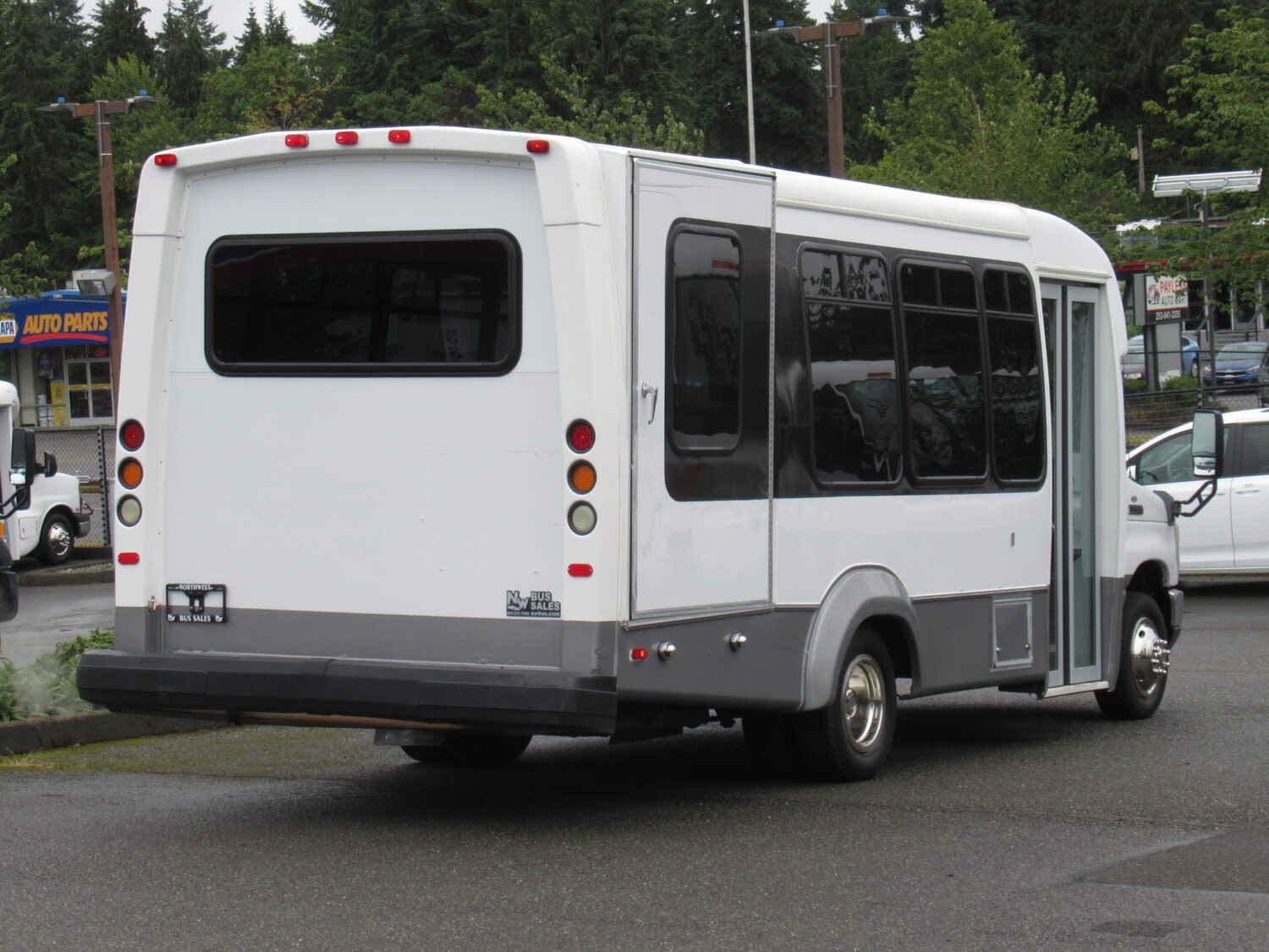 2011 Ford Elkhart ECII 14 Passenger ADA Wheelchair Shuttle Bus - S22651 - Image 3