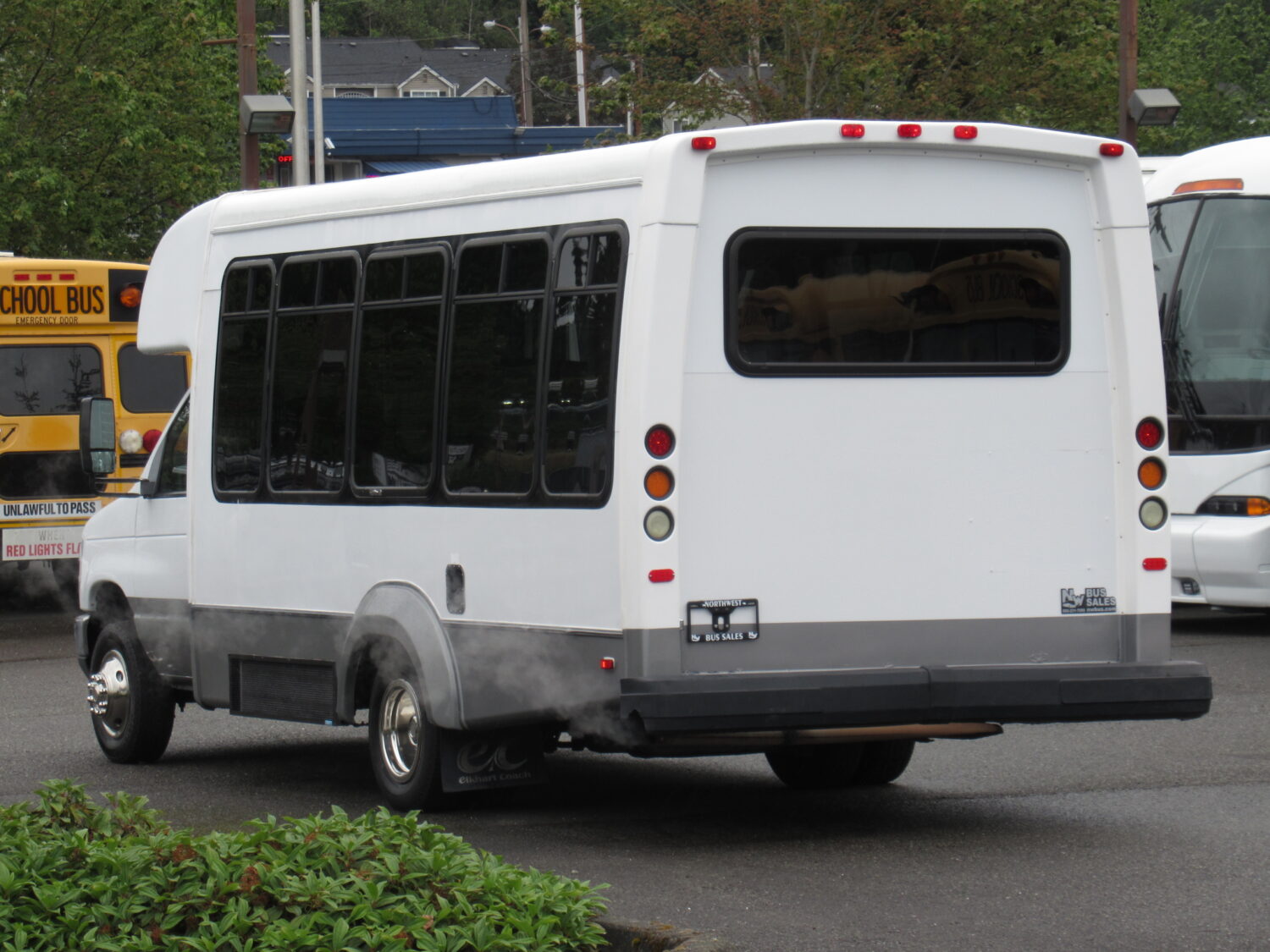 2011 Ford Elkhart ECII 14 Passenger ADA Wheelchair Shuttle Bus - S22651 - Image 4