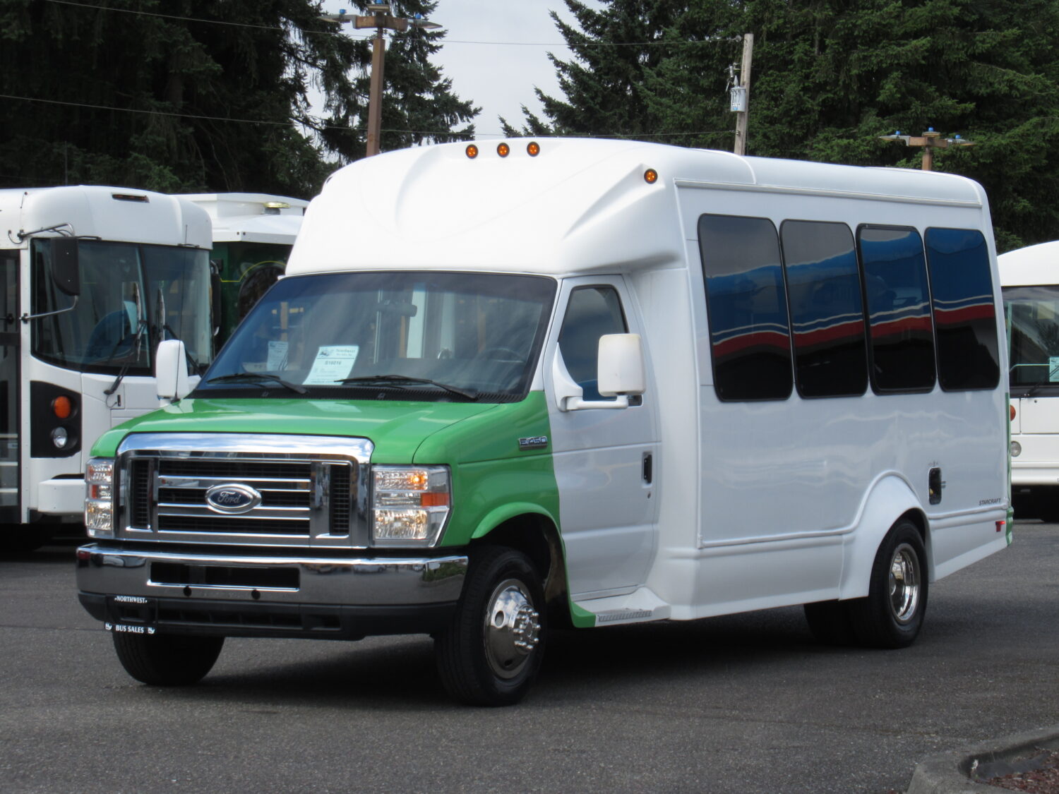 2015 Ford Starcraft Starquest 14 Passenger Shuttle Bus - S16015 - Image 2