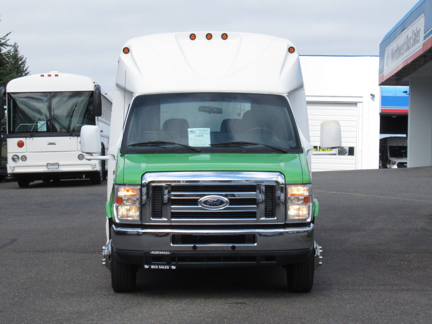 2015 Ford Starcraft Starquest 14 Passenger Shuttle Bus - S16015 - Image 12