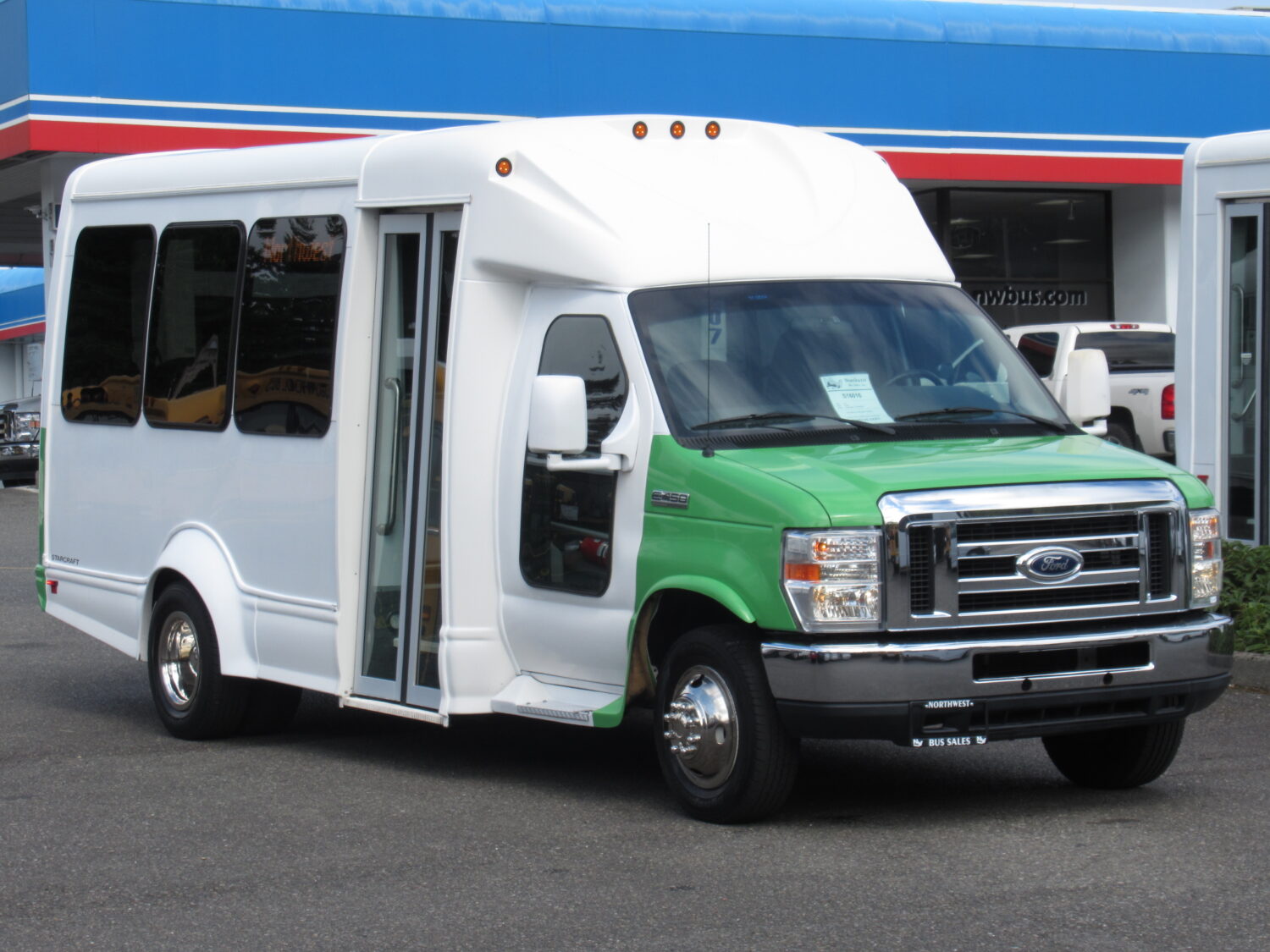 2015 Ford Starcraft Starquest 14 Passenger Shuttle Bus - S16015