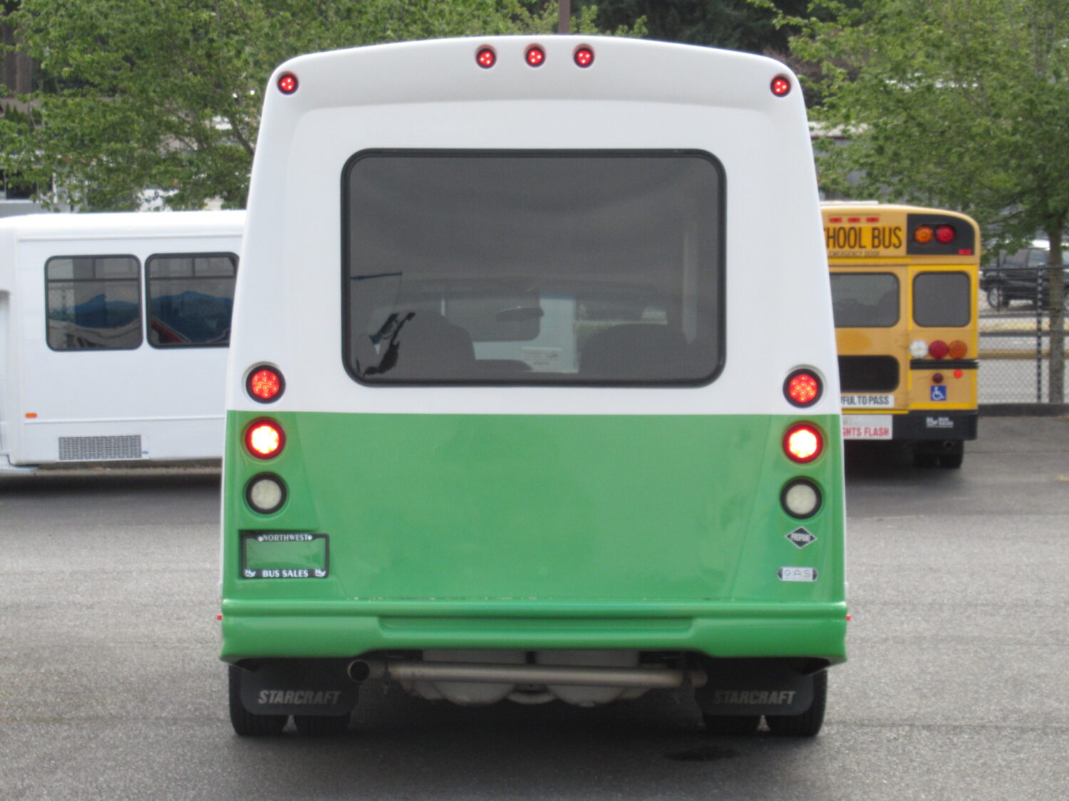 2015 Ford Starcraft Starquest 14 Passenger Shuttle Bus - S16015 - Image 11