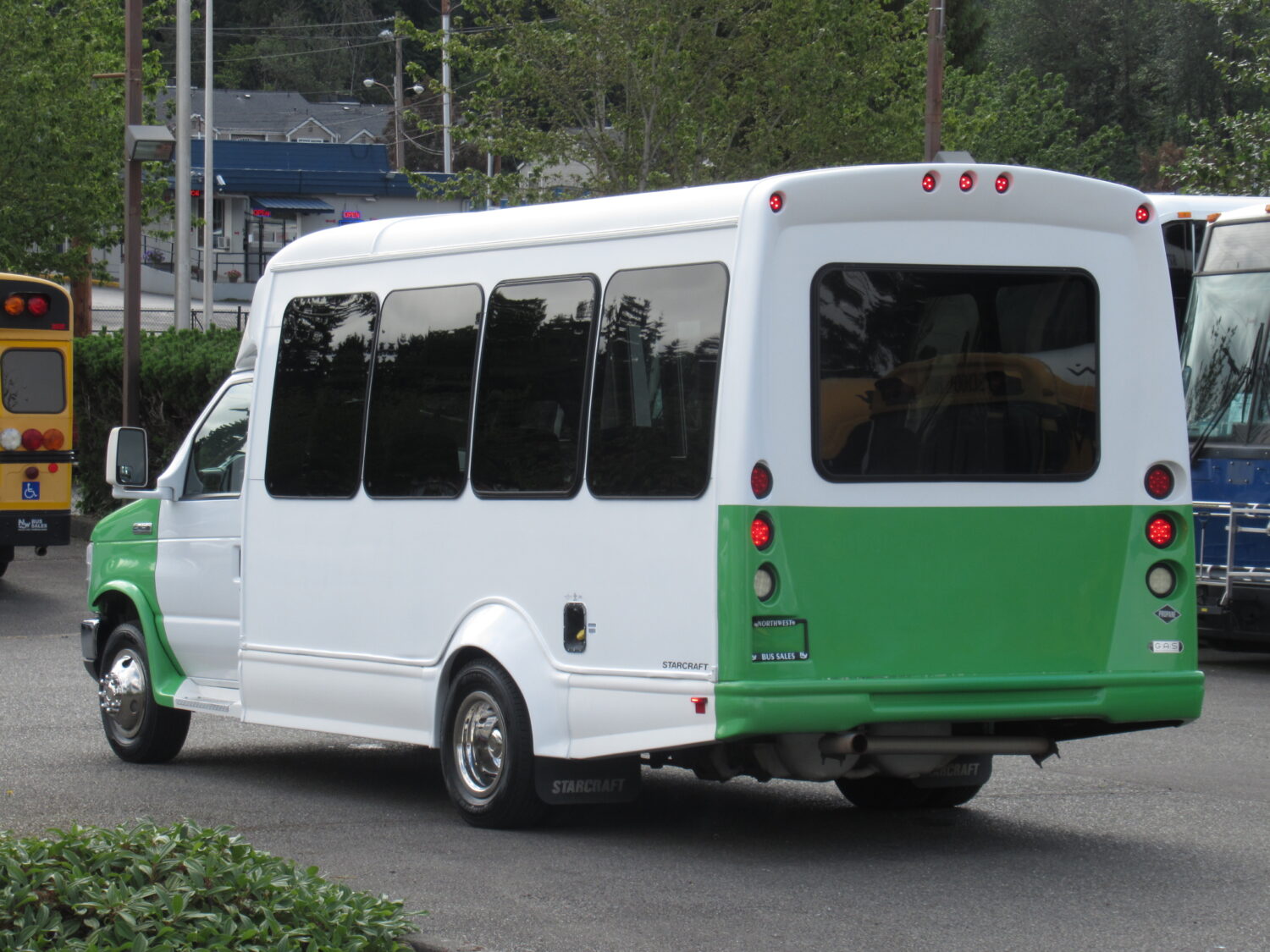 2015 Ford Starcraft Starquest 14 Passenger Shuttle Bus - S16015 - Image 4