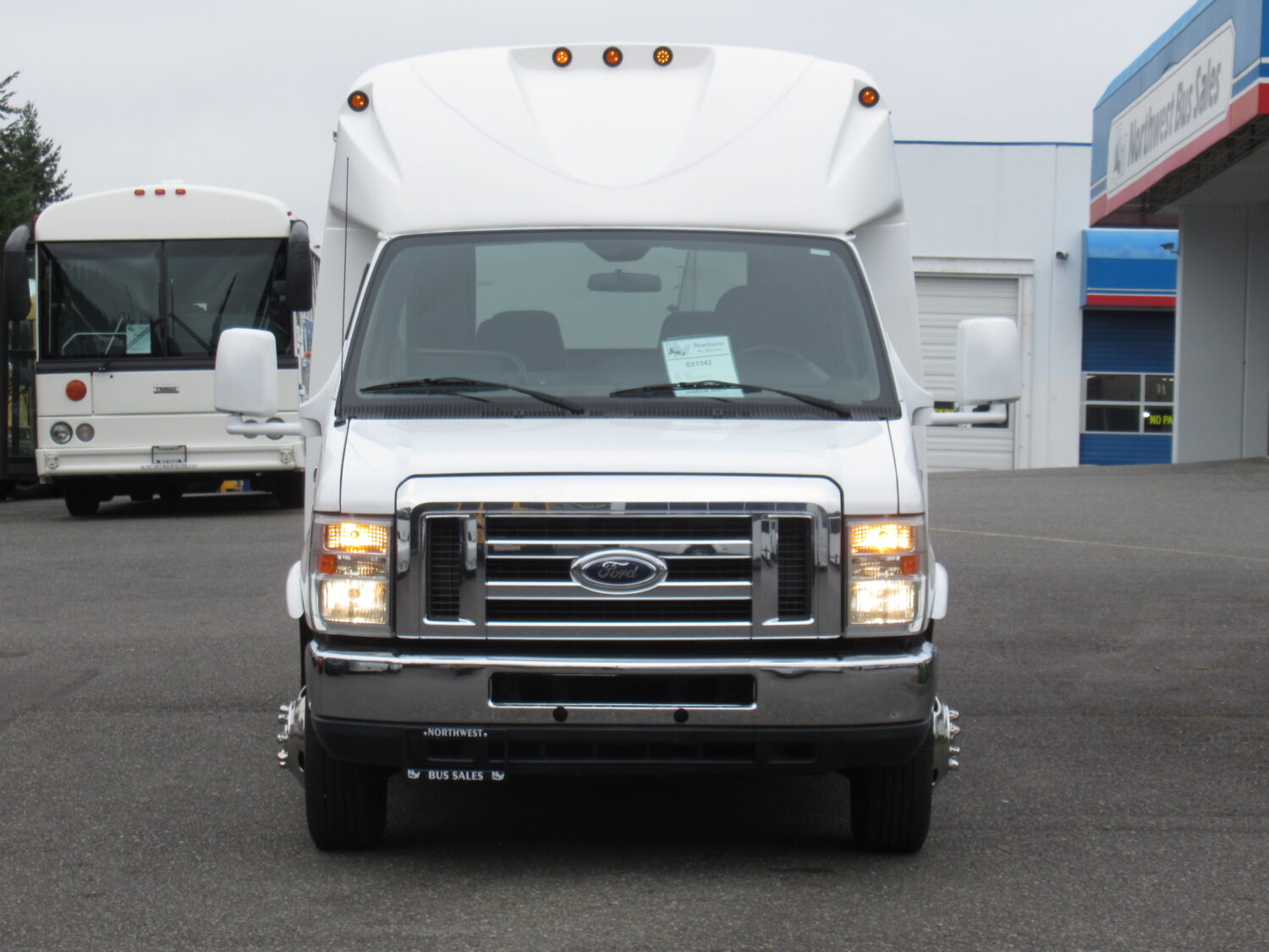 2011 Ford Starcraft Starquest 14 Passenger Shuttle Bus - S21342 - Image 12