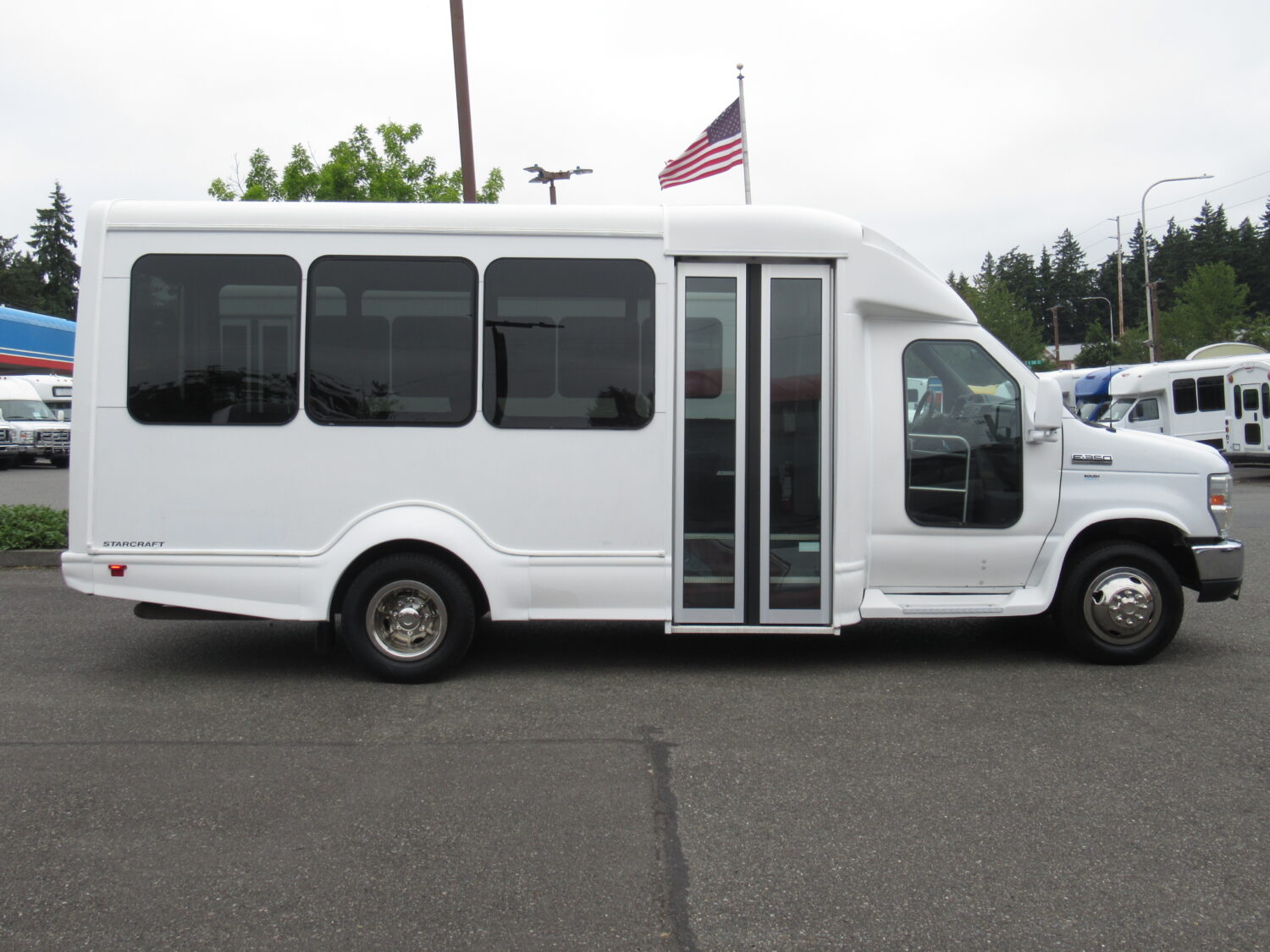 2011 Ford Starcraft Starquest 14 Passenger Shuttle Bus - S21342 - Image 10