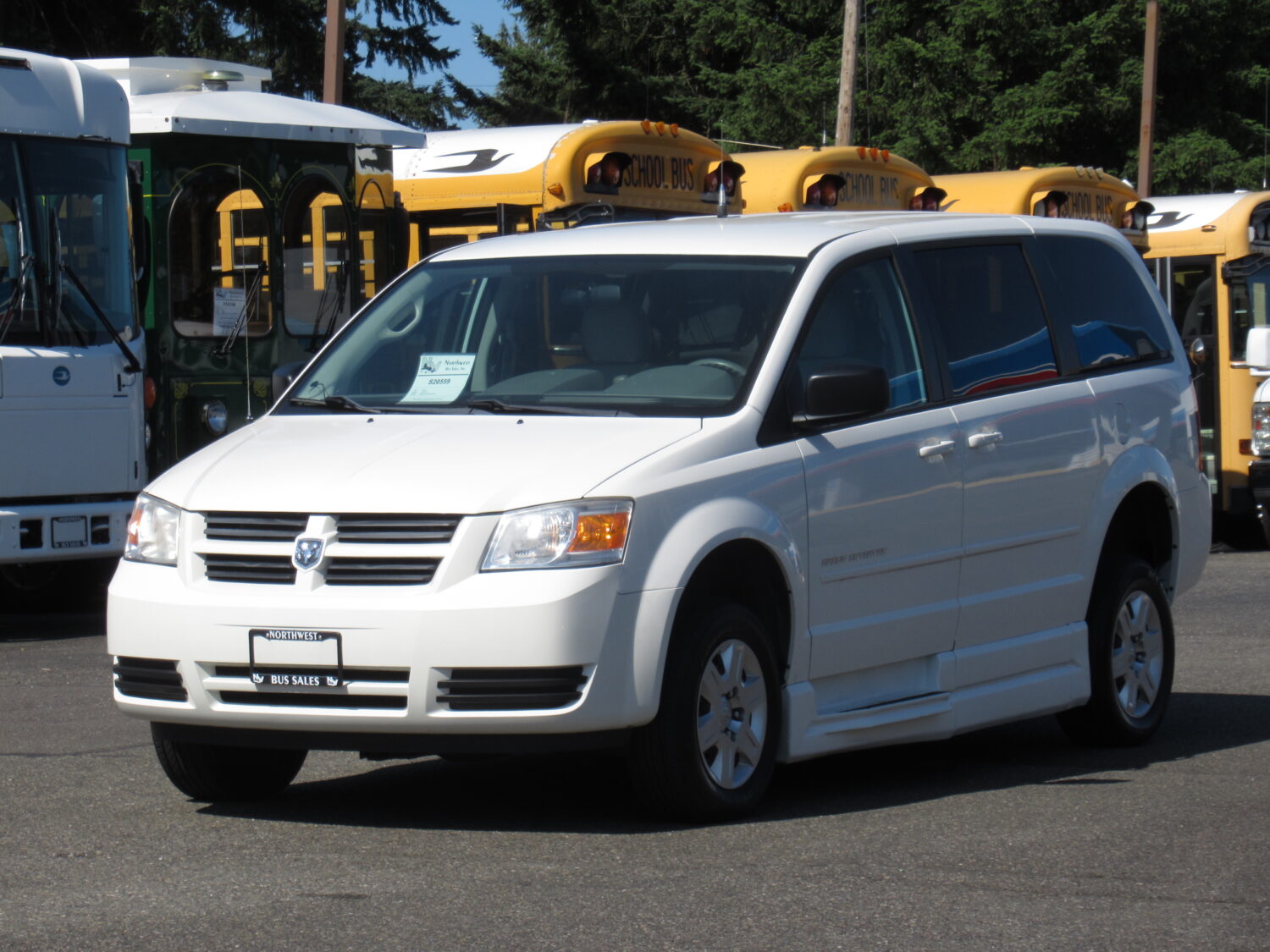 2010 Dodge Braun Entervan 4 Passenger + 1 Wheelchair ADA Van - S20559 - Image 2