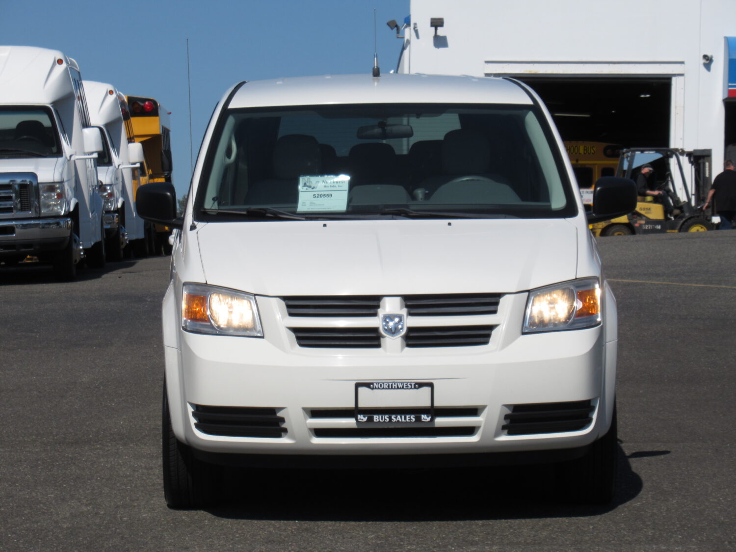 2010 Dodge Braun Entervan 4 Passenger + 1 Wheelchair ADA Van - S20559 - Image 12