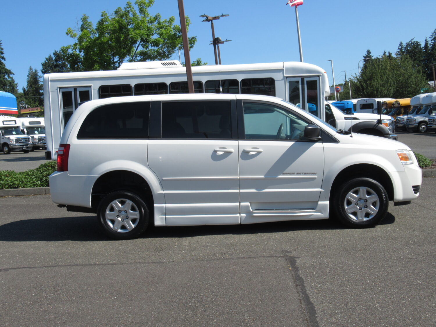 2010 Dodge Braun Entervan 4 Passenger + 1 Wheelchair ADA Van - S20559 - Image 10