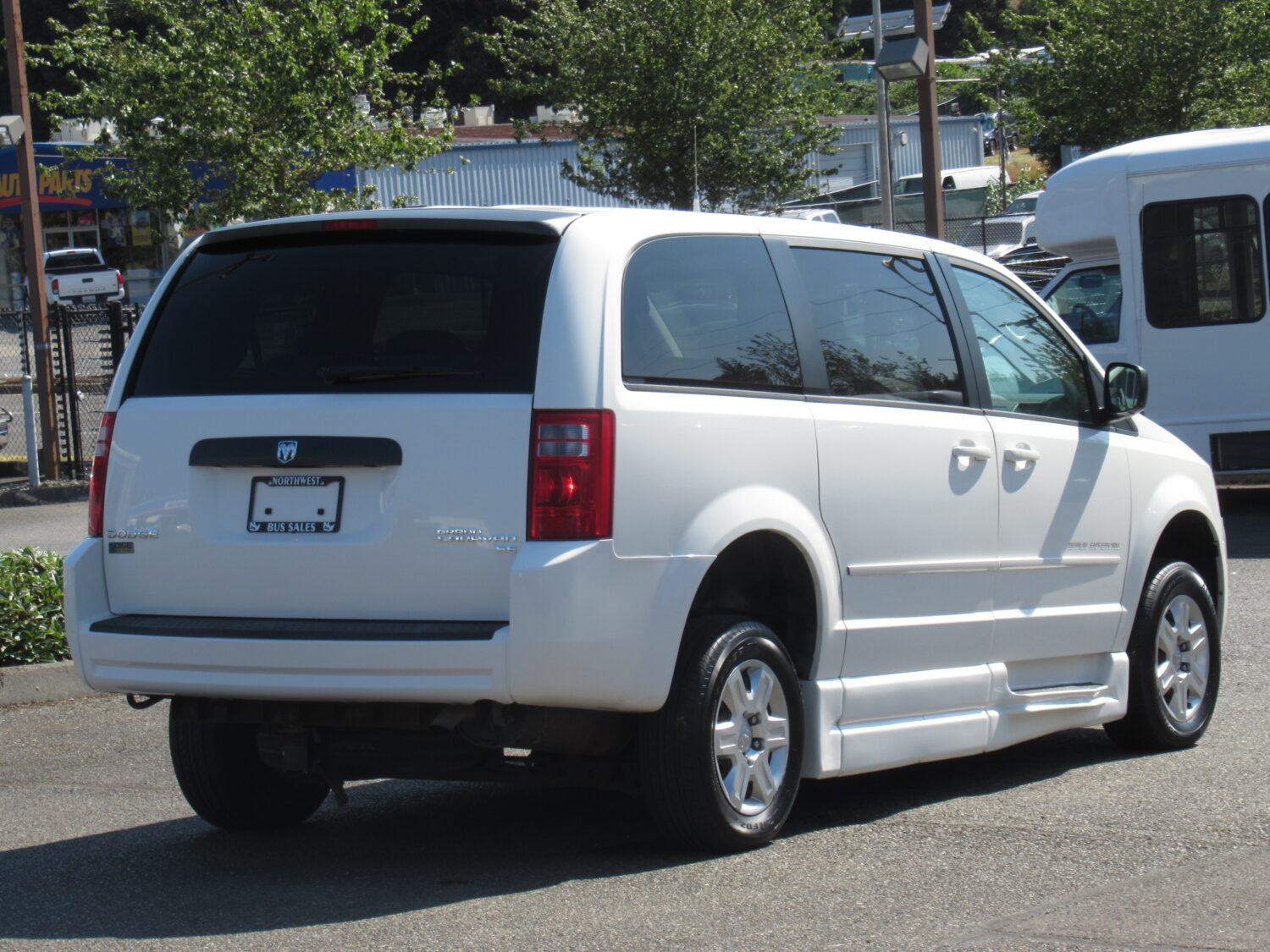 2010 Dodge Braun Entervan 4 Passenger + 1 Wheelchair ADA Van - S20559 - Image 3